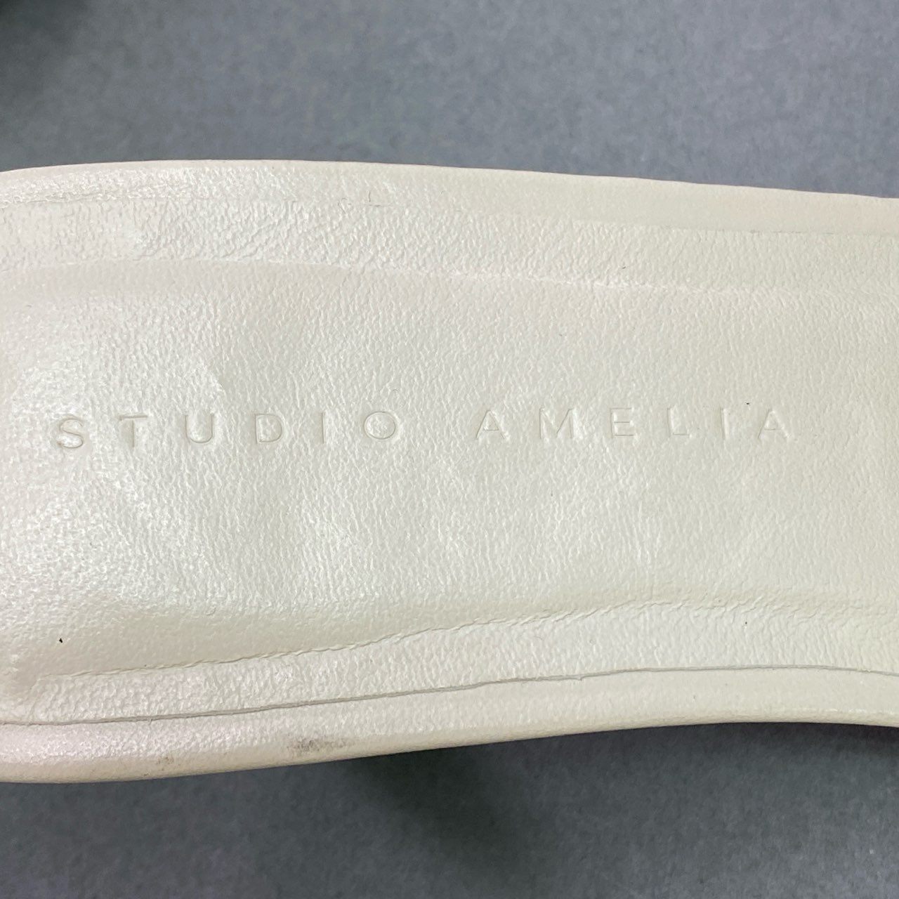 1e26 《美品》定価¥53.900 STUDIO AMELIA スタジオアメリア TWISTED FRONT SANDAL ツイステッドサンダル 23.5cm ホワイトベージュ レザー シューズ 夏