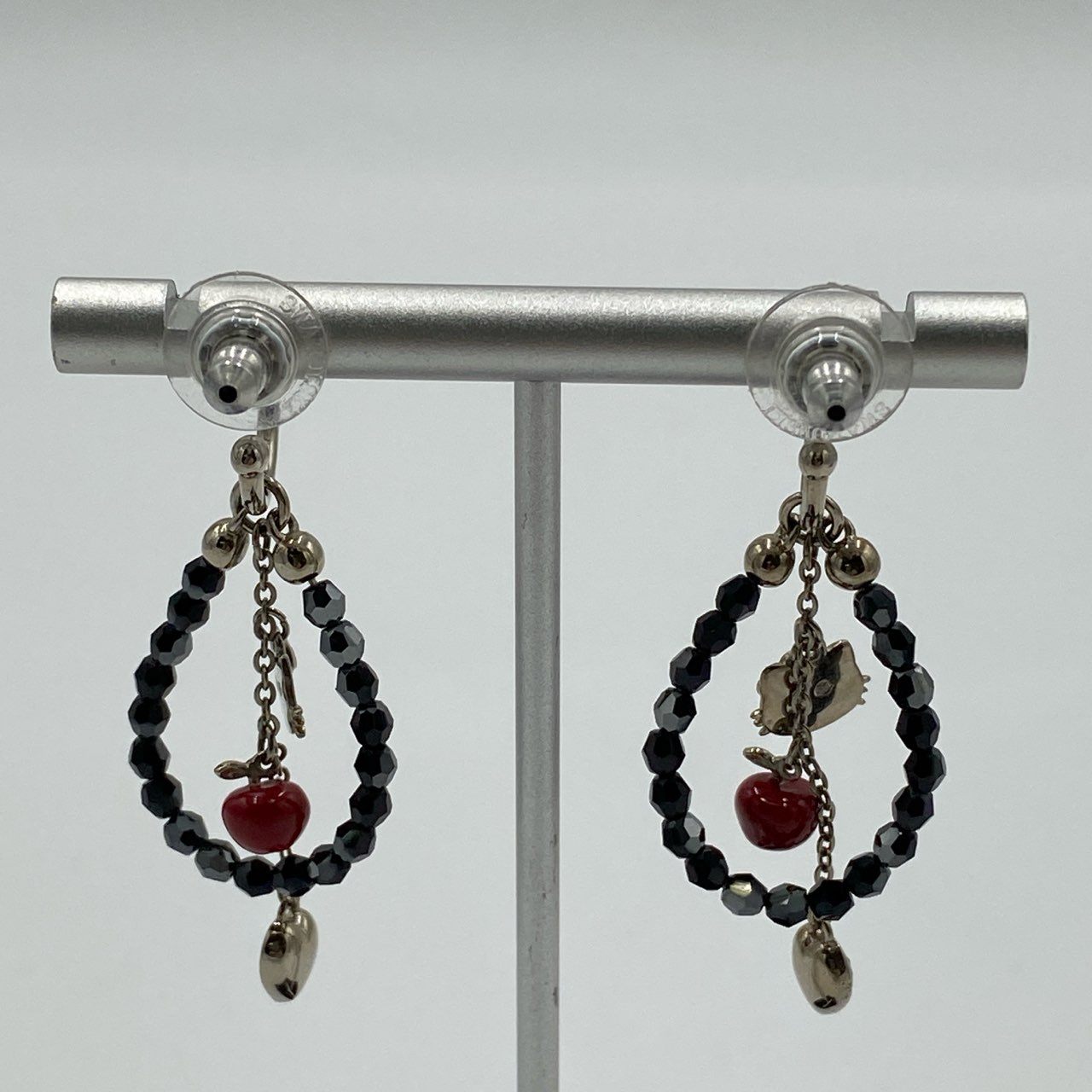 h21《美品》 Swarovski スワロフスキー Hello Kitty ハローキティ フープピアス シルバー ブラック サンリオ アクセサリー イヤリングt18r