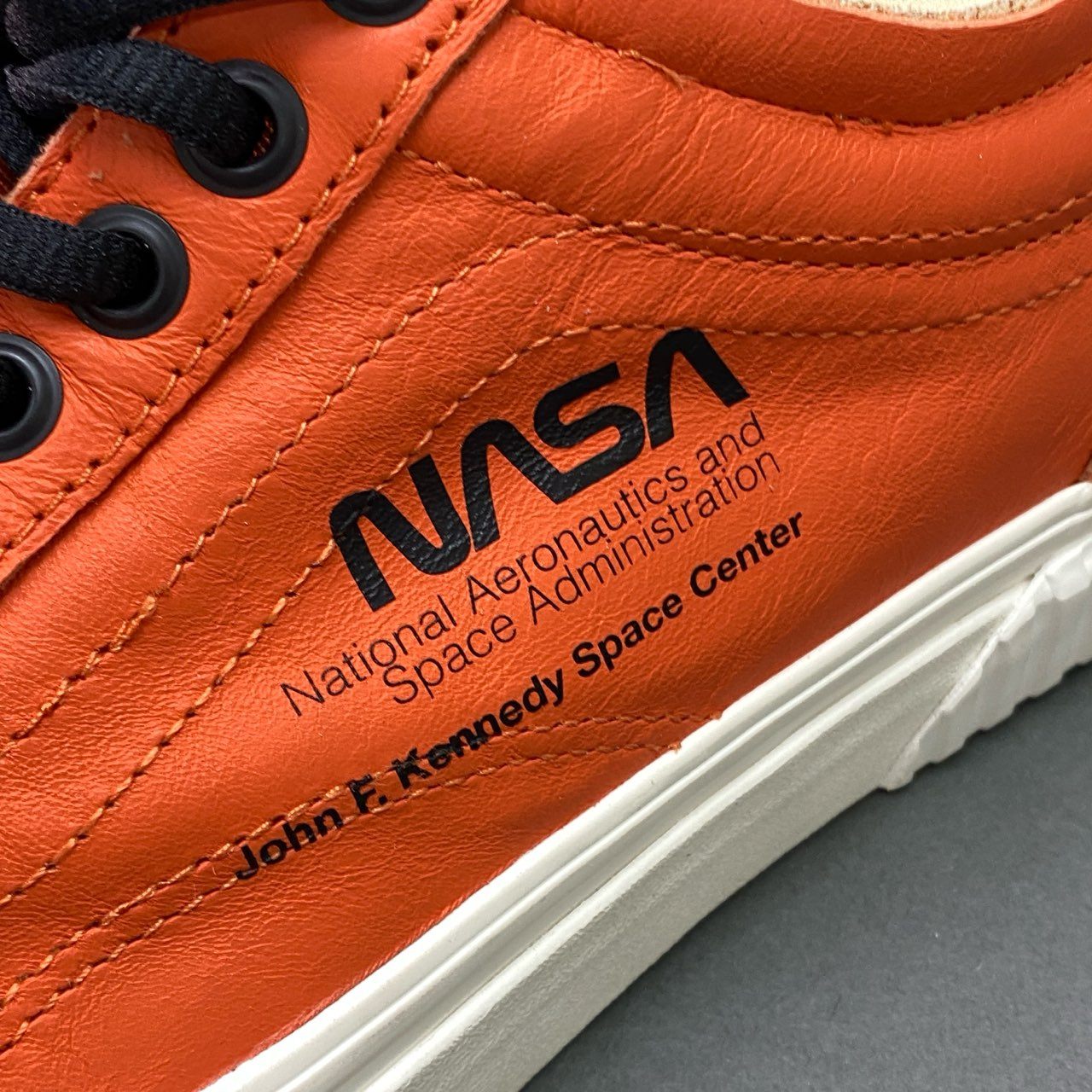 5f4 《未使用品》 VANS ヴァンズ × NASA ナサ Space Voyager スペースボイジャー OLD SKOOL オールドスクール スニーカー 26cm オレンジ レザー 箱付き