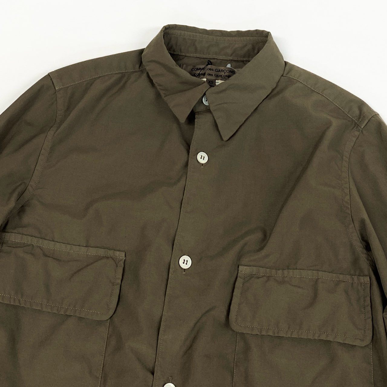 68j15 《極美品》COMME des GARCONS コムデギャルソン 製品染めエステルシャツ 23AW 長袖シャツ RL-B007 XS カーキ メンズu02t