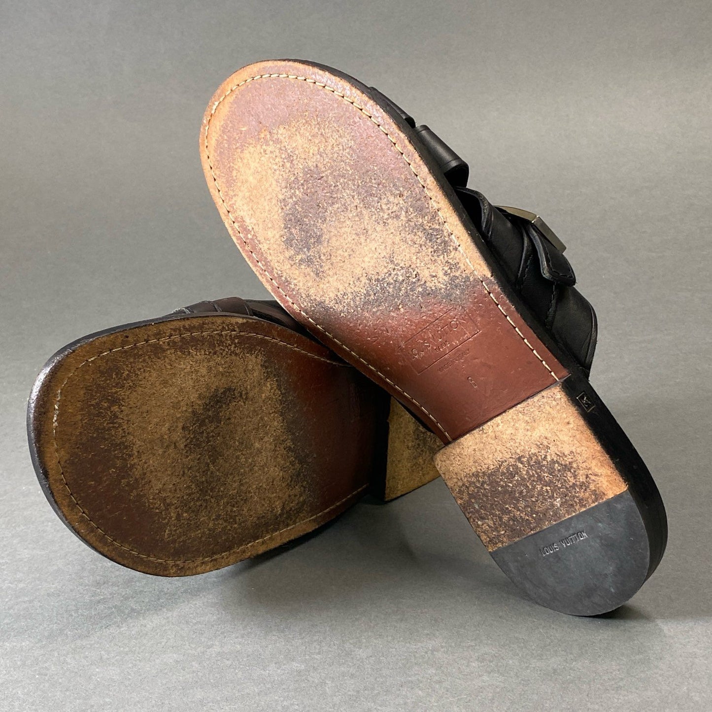 4g8《美品》 LOUIS VUITTON ルイヴィトン フラット クロスレザー サンダル 8 ブラック Leather シューズ イタリア製