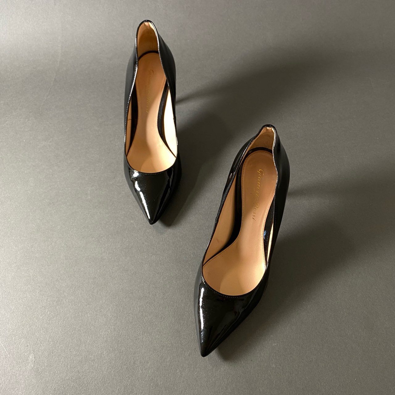 2h6 Gianvito Rossi ジャンヴィトロッシ ポインテッドトゥ パンプス サイズ35 ブラック パテントレザー レディース 女性用 靴 シューズ