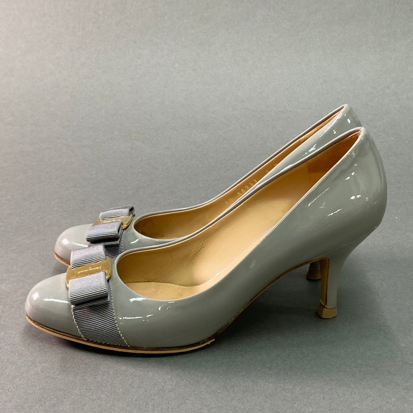 g29《美品》 Salvatore Ferragamo サルヴァトーレ フェラガモ VARA JELLY ヴァラリボンパンプス 6D ライトグレー エナメル シューズ 箱 保存袋有t18r