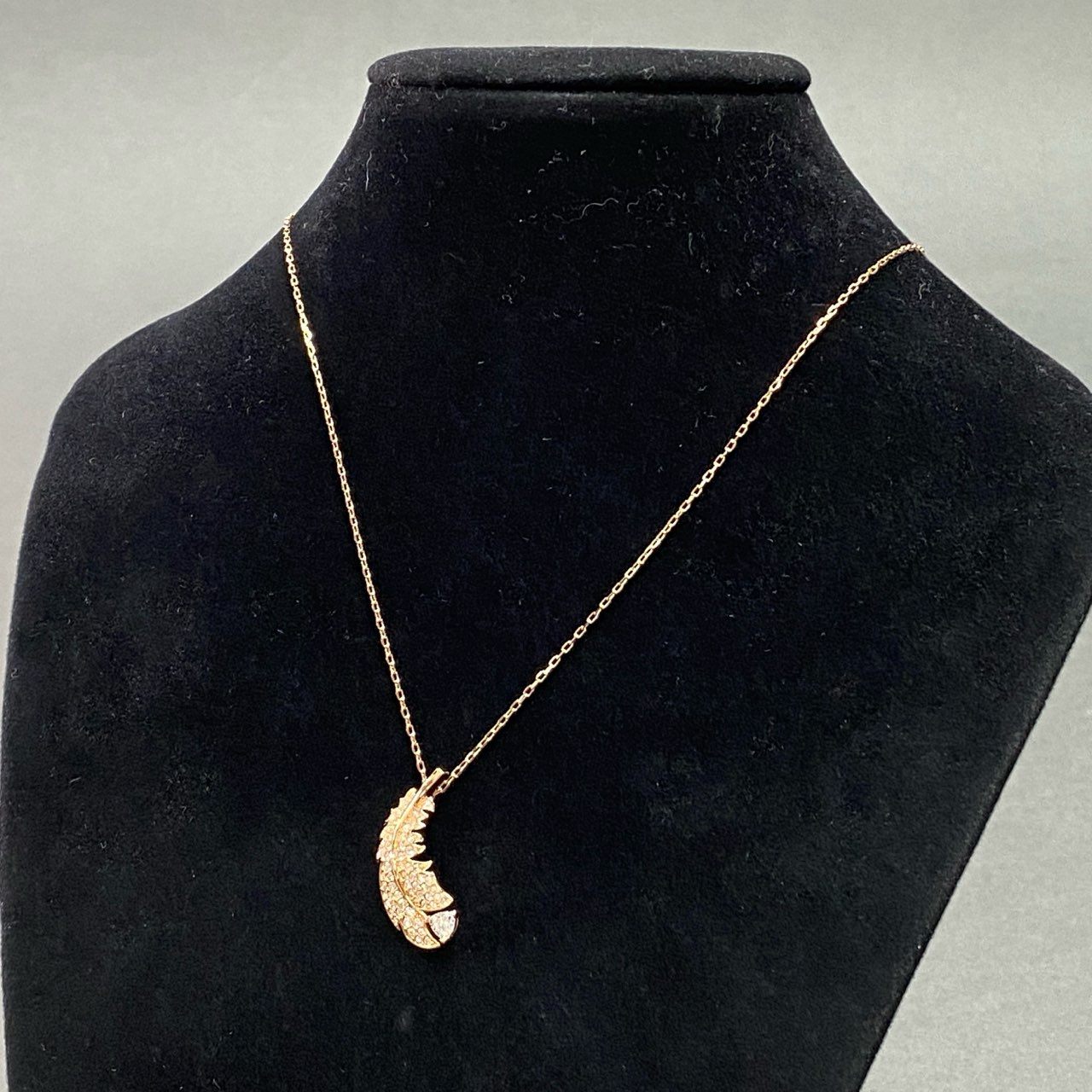 f4 《2点セット》 SWAROVSKI スワロフスキー リーフモチーフ ネックレス ピアス ピンクゴールド パールビーズ ラインストーン 箱付き アクセサリー ジュエリー