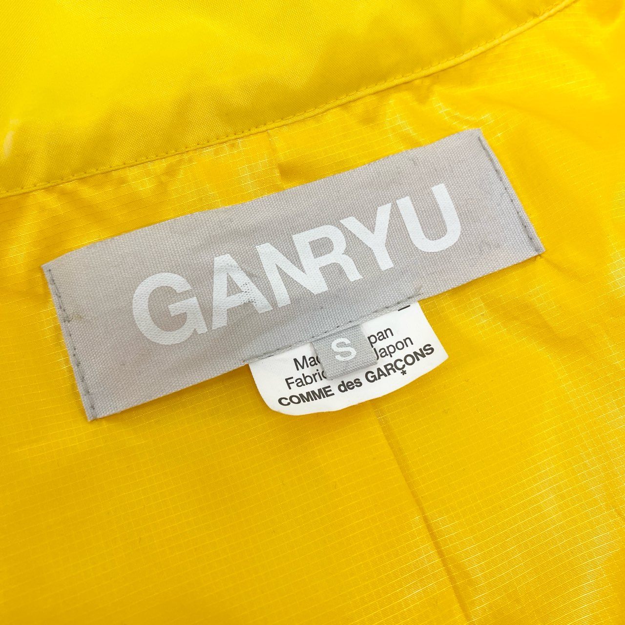 50h25 GANRYU COMME des GARCONS ガンリュウ コムデギャルソン コーチジャケット ポンチョ 羽織 オーバーサイズ AD2016 ER-J204 S イエロー ナイロン 日本製 メンズo07t