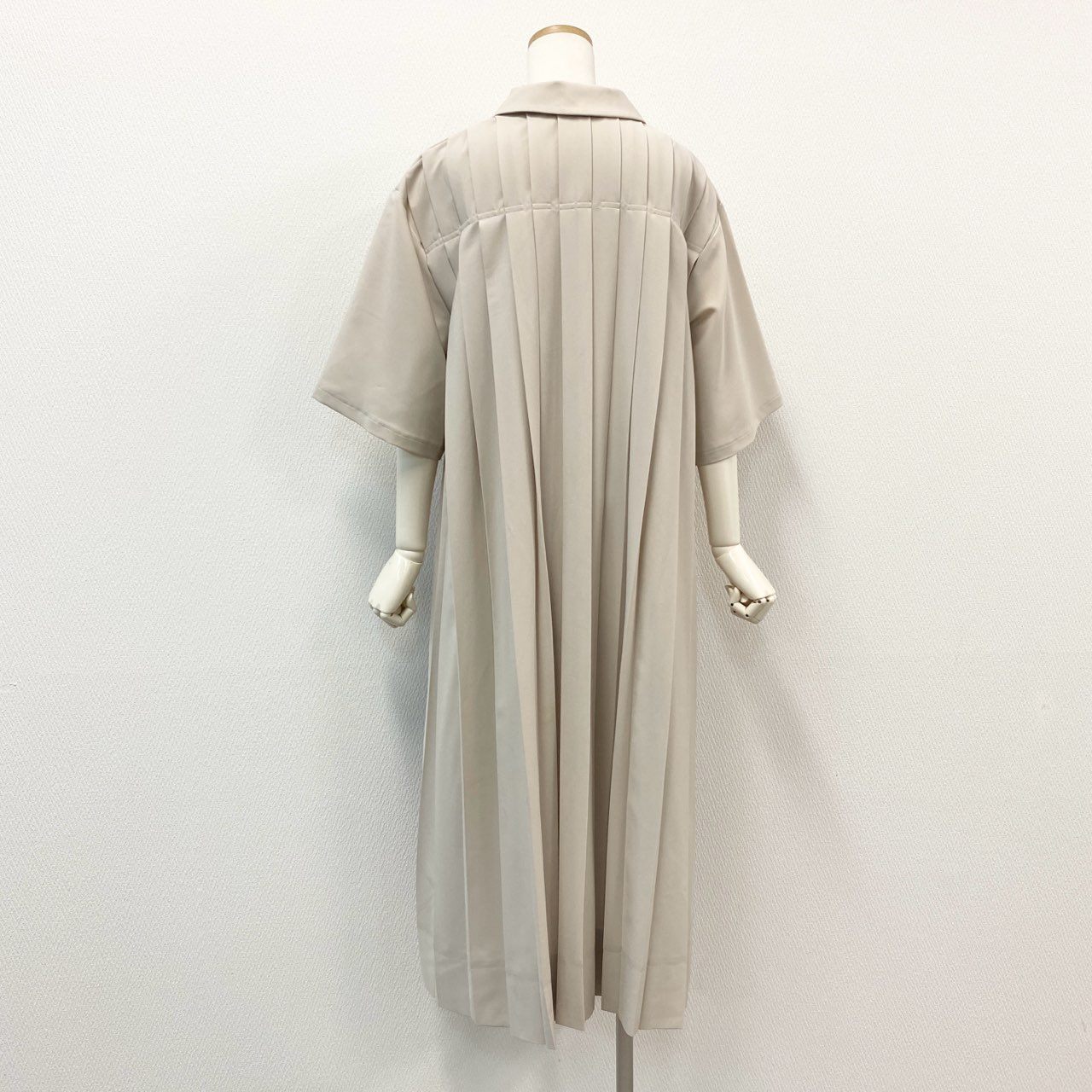 22f18 《未使用》定価¥33.000 ふりふ プリーツ加工 フラワープリント シャツワンピース F ベージュ ドレス