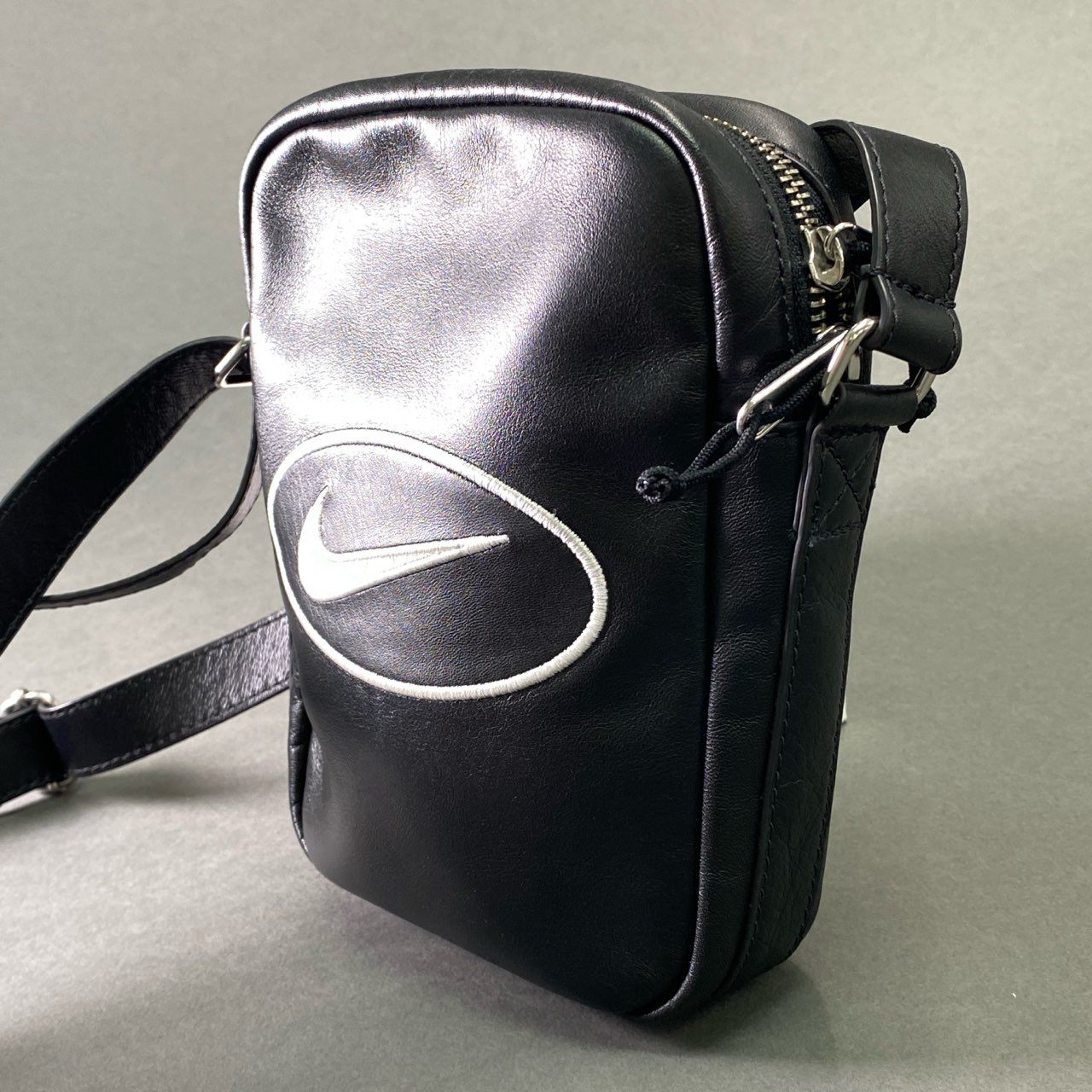 Hg9 SUPREME NIKE シュプリーム ナイキ LEATHER SHOULDER BAG レザーショルダーバッグ HJ7964-045 ブラック 牛革 メンズ