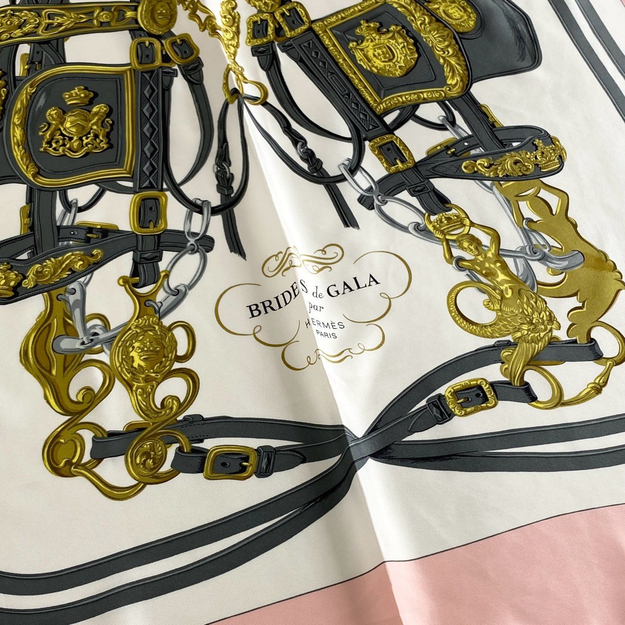 i3 フランス製 HERMES エルメス 式典用馬勒 カレ90 BRIDES de GALA スカーフ ピンク シルク100% レディース