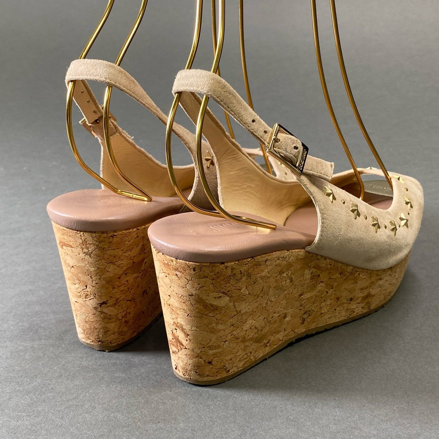 9g9 《美品》 JIMMY CHOO ジミーチュウ ウェッジソール スタースタッズサンダル 37 ベージュ スエードレザー 厚底 シューズ