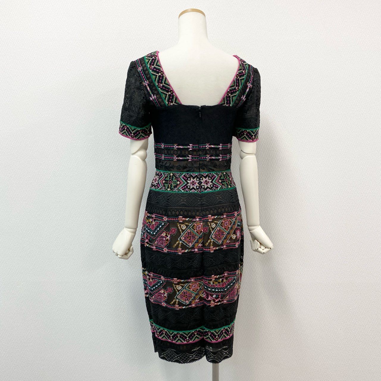 81h7《美品》 TADASHI SHOJI タダシショージ 半袖ワンピース 膝丈ワンピース レース刺繍 タイトスカート 0 ブラック マルチカラー レディースk02i