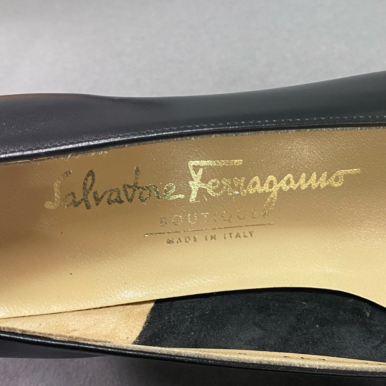 4c3 Salvatore Ferragamo サルヴァトーレフェラガモ スクエアトゥ ヒールパンプス レザーパンプス leather ミドルヒール メタルプレート イタリア製 箱付き レディース 6 ブラック 本革
