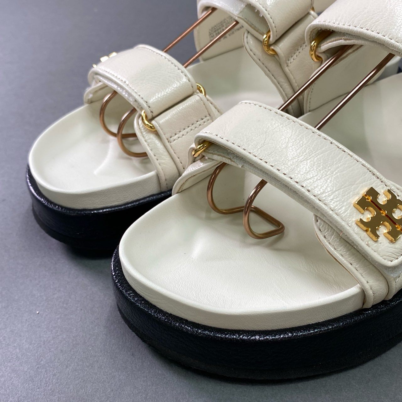 4k11 《美品》 TORY BURCH トリーバーチ Kira Sport Sandal スポーツサンダル 144328 7M 24cm ホワイト シューズ 箱付き