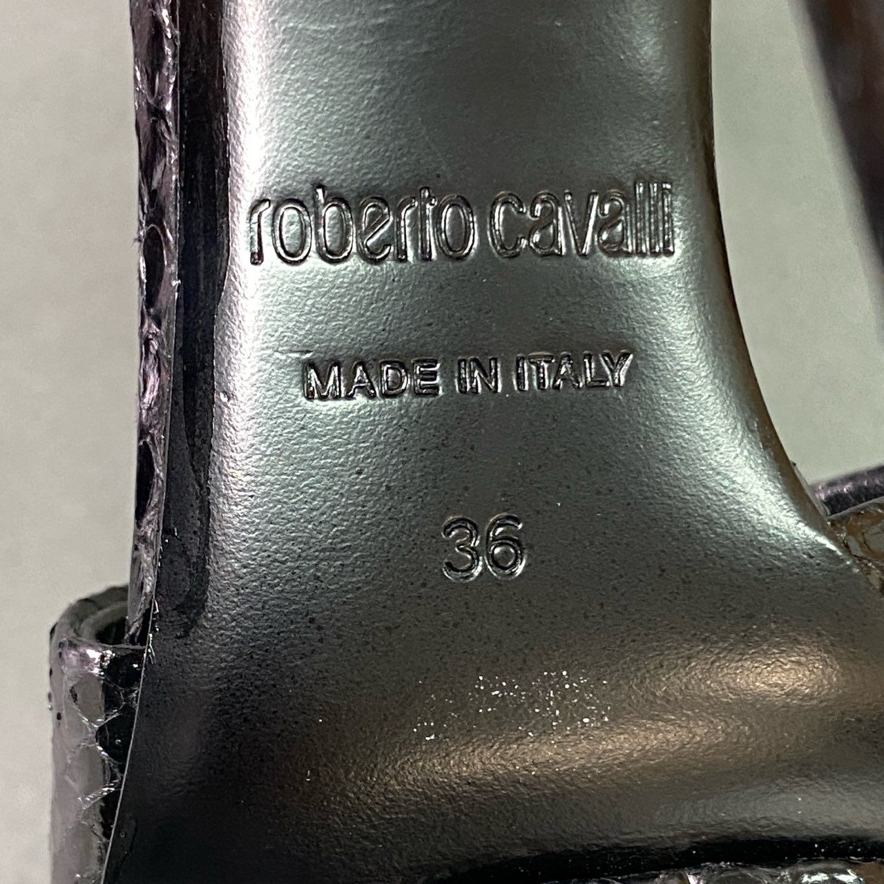 6a6 《美品》 Roberto Cavalli ロベルトカヴァリ パンサーヘッド ゴールドチェーン パイソン ハイヒールサンダル 36 ブラック パンプス イタリア製 シューズ 靴