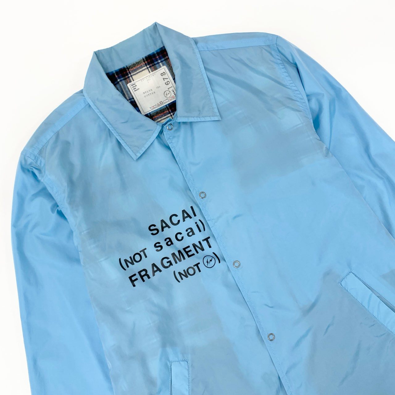 51h25 sacai × FRAGMENT DESIGN サカイ × フラグメントデザイン コラボ Nylon Coach Jacket コーチジャケット ロゴプリント 17-01678 Mサイズ ブルー ナイロン メンズ 日本製o07t