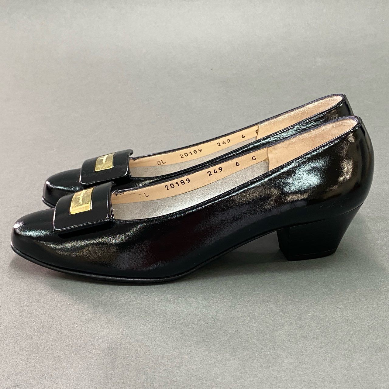 2f4 《未使用品》 Salvatore Ferragamo サルヴァトーレ フェラガモ LAVILLA ロゴプレート レザーパンプス 6 ブラック leather シューズ 箱付き