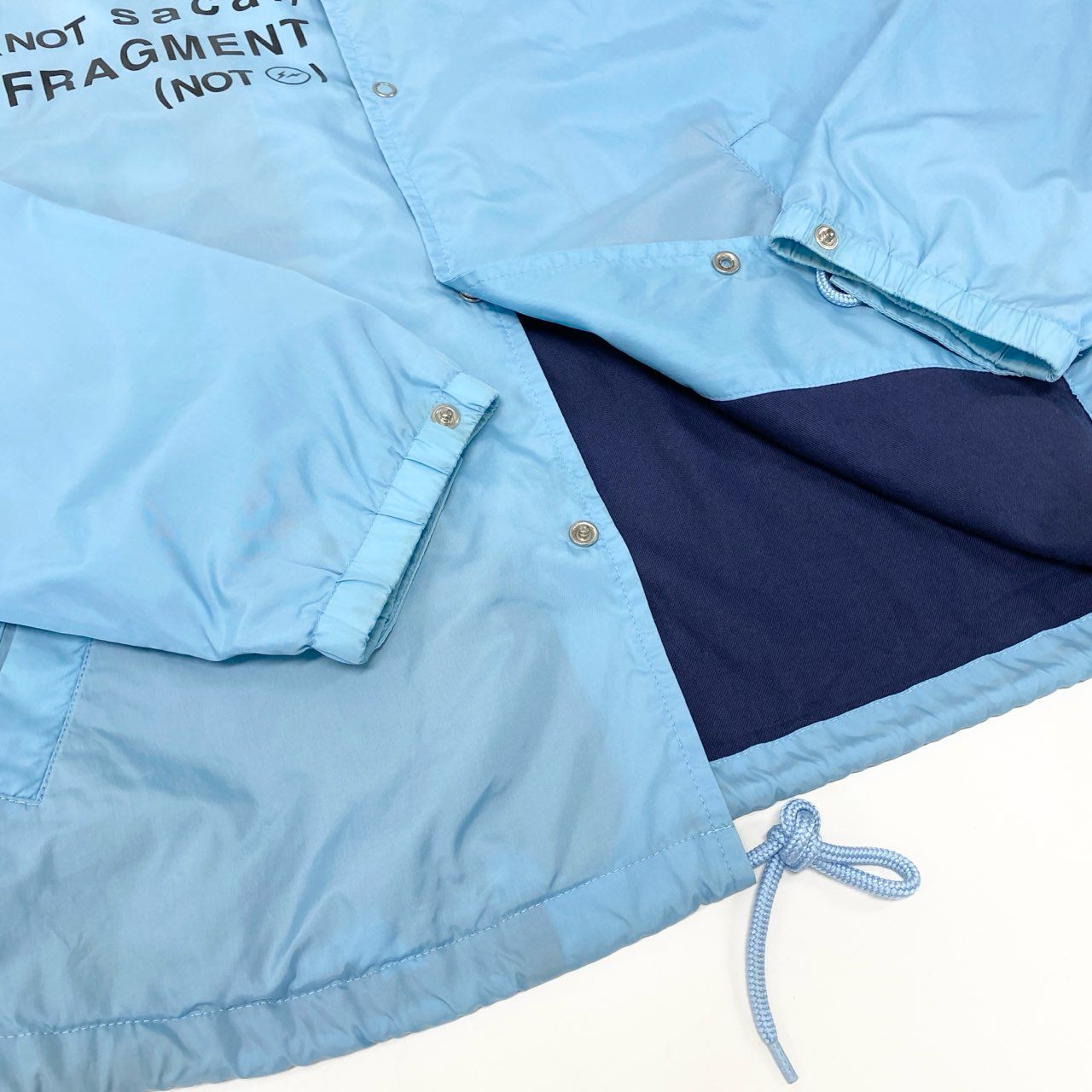 51h25 sacai × FRAGMENT DESIGN サカイ × フラグメントデザイン コラボ Nylon Coach Jacket コーチジャケット ロゴプリント 17-01678 Mサイズ ブルー ナイロン メンズ 日本製o07t