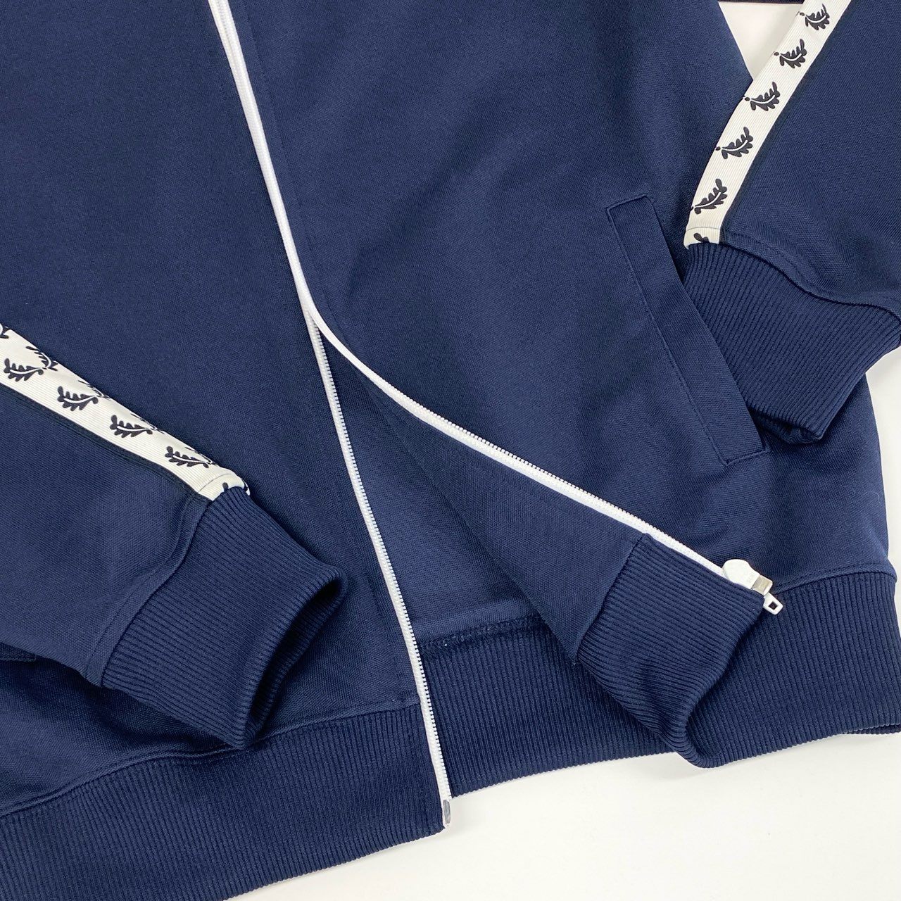 68g24 【ポルトガル製】FRED PERRY フレッドペリー サイドライン トラックジャケット ジャージ サイズS ネイビー メンズ ジャケット_