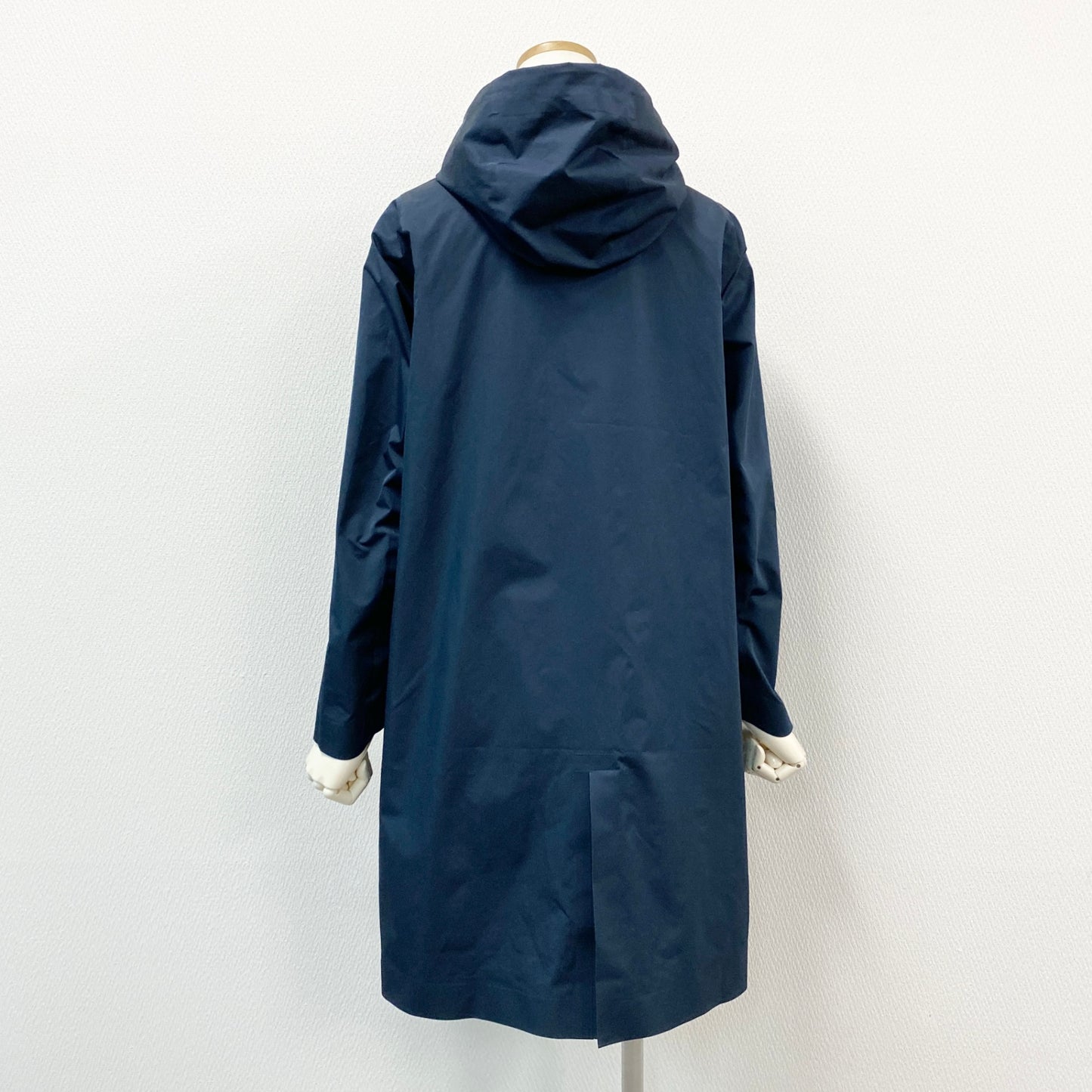 57g31 《美品》 DESCENTE デサント 撥水 ハードシェルコート DAWRGC42 M ネイビー アウトドア ジャケット ハイキング 登山 防水t18r
