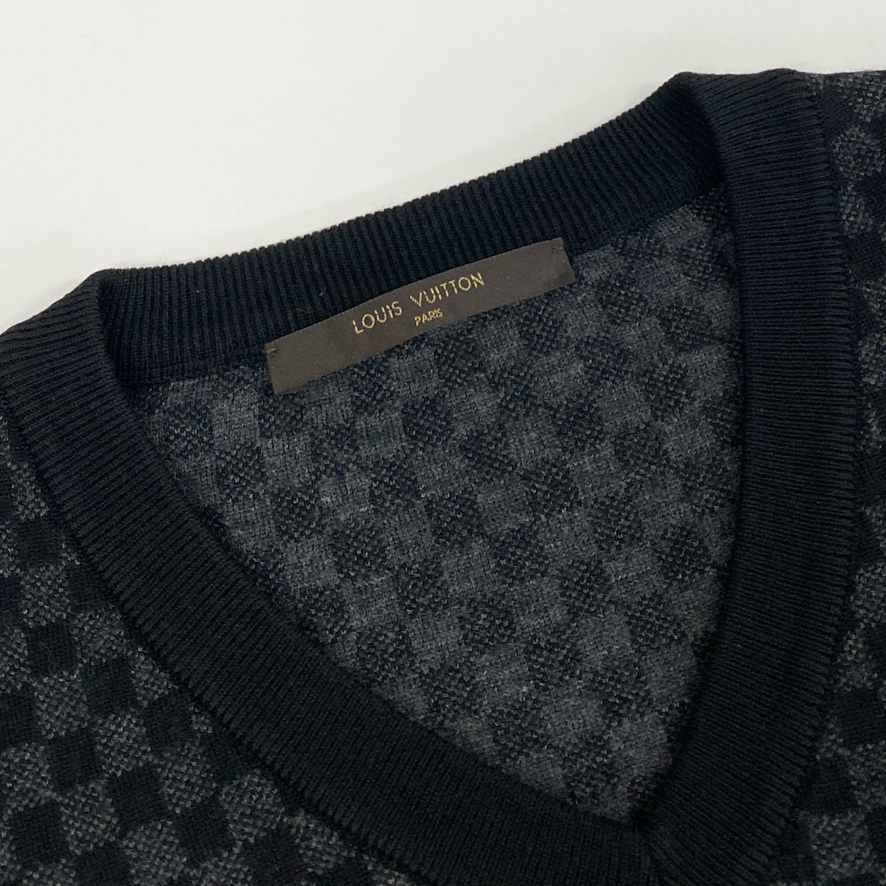 46j3 LOUIS VUITTON ルイヴィトン ダミエ Vネック プルオーバー ニット セーター イタリア製 チェック柄 MRKN11M22 XSサイズ ブラック グレー ウール メンズo07t