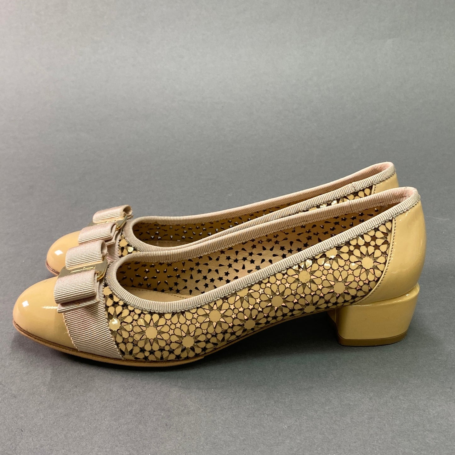 g29《美品》 Salvatore Ferragamo サルヴァトーレ フェラガモ SUSETTE VARA ヴァラリボン フラワーパンプス 6 1/2 ベージュ レザー シューズ 箱 保存袋有t18r
