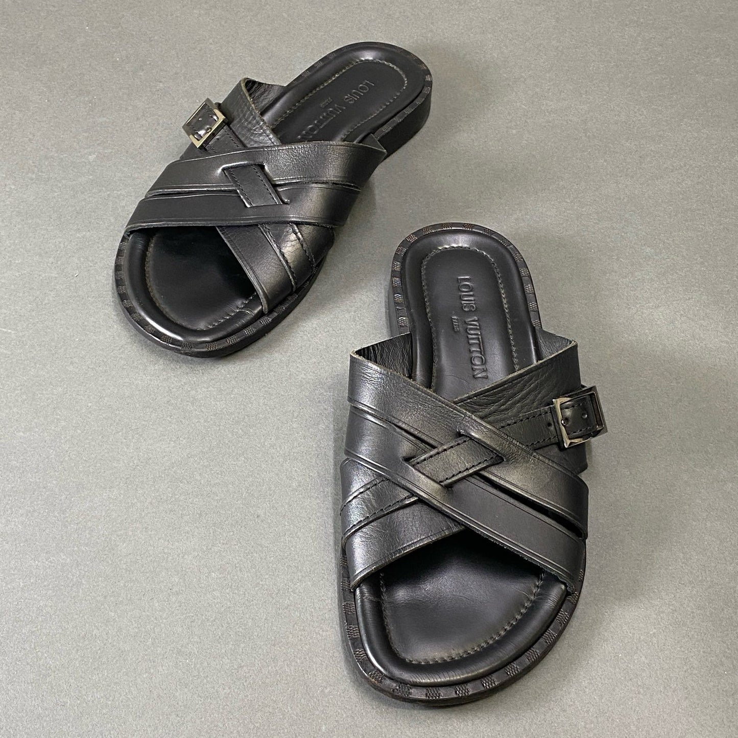 4g8《美品》 LOUIS VUITTON ルイヴィトン フラット クロスレザー サンダル 8 ブラック Leather シューズ イタリア製