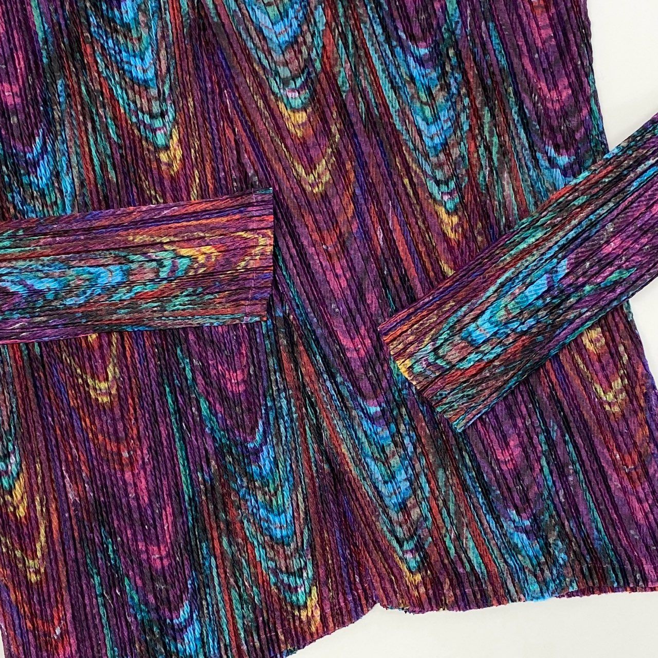 75f24 ISSEY MIYAKE FETE イッセイミヤケフェット 孔雀柄 ピーコック Vネック ロングスリーブ トップス カットソー 総柄プリント 日本製 IF44FJ756 02 パープル系 マルチカラー