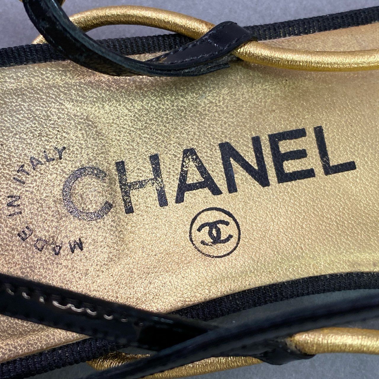 3d14 CHANEL シャネル ゴールドココマーク アンクルストラップサンダル 37 1/2 ブラック レザー シューズ 夏 イタリア製