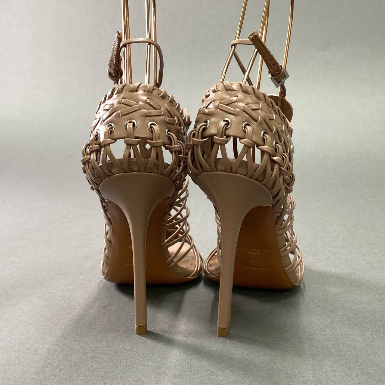 7k9 《未使用》定価¥190,300 ALAIA PARIS アライア レースアップ レザーヒールサンダル 36 ピンクベージュ leather 箱付き シューズ イタリア製 編み込み グラディエーター