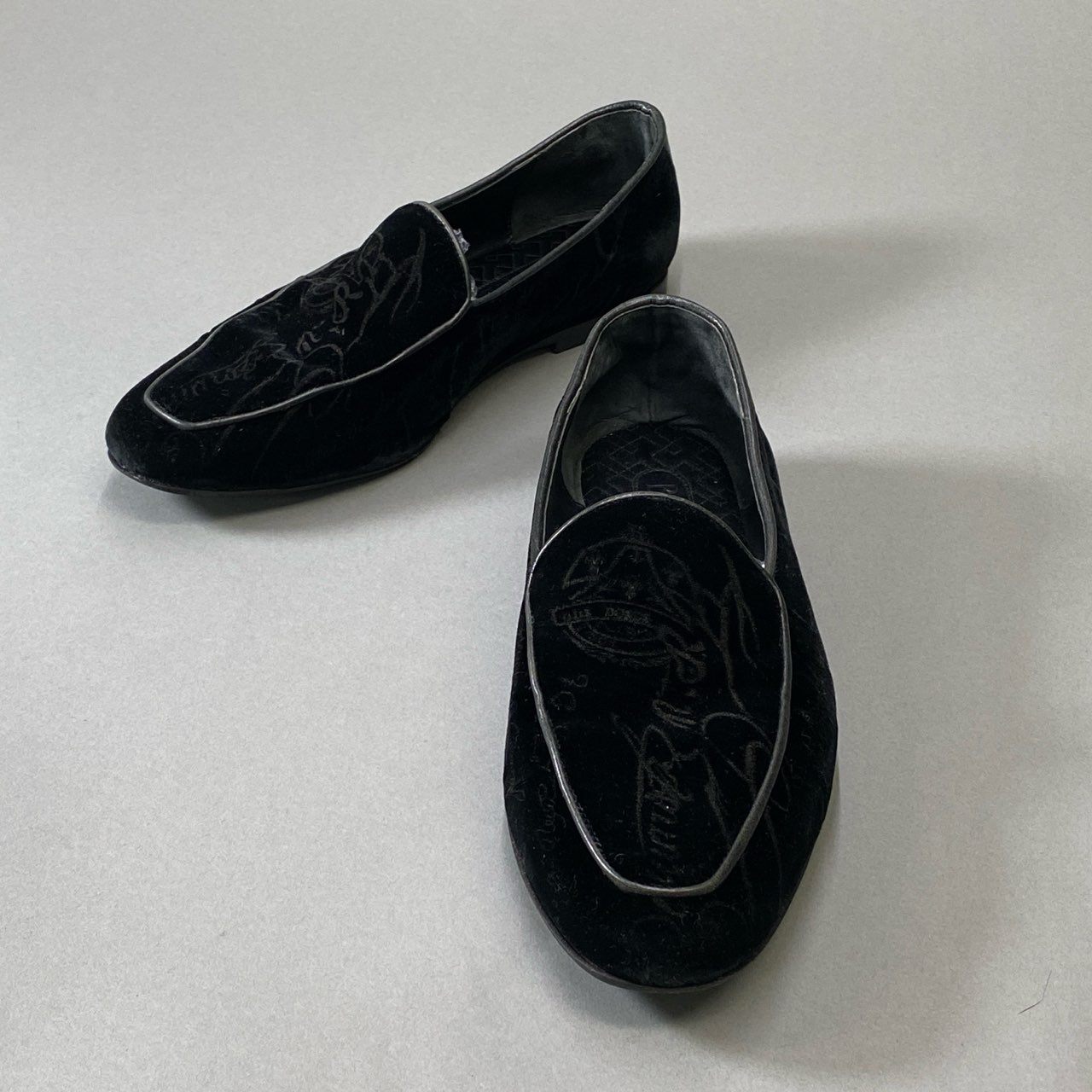 4j3 《美品》 Berluti ベルルッティ カリグラフィ スリッポン オペラシューズ シューズ 8サイズ ブラック ベロア ベルベット メンズt18r