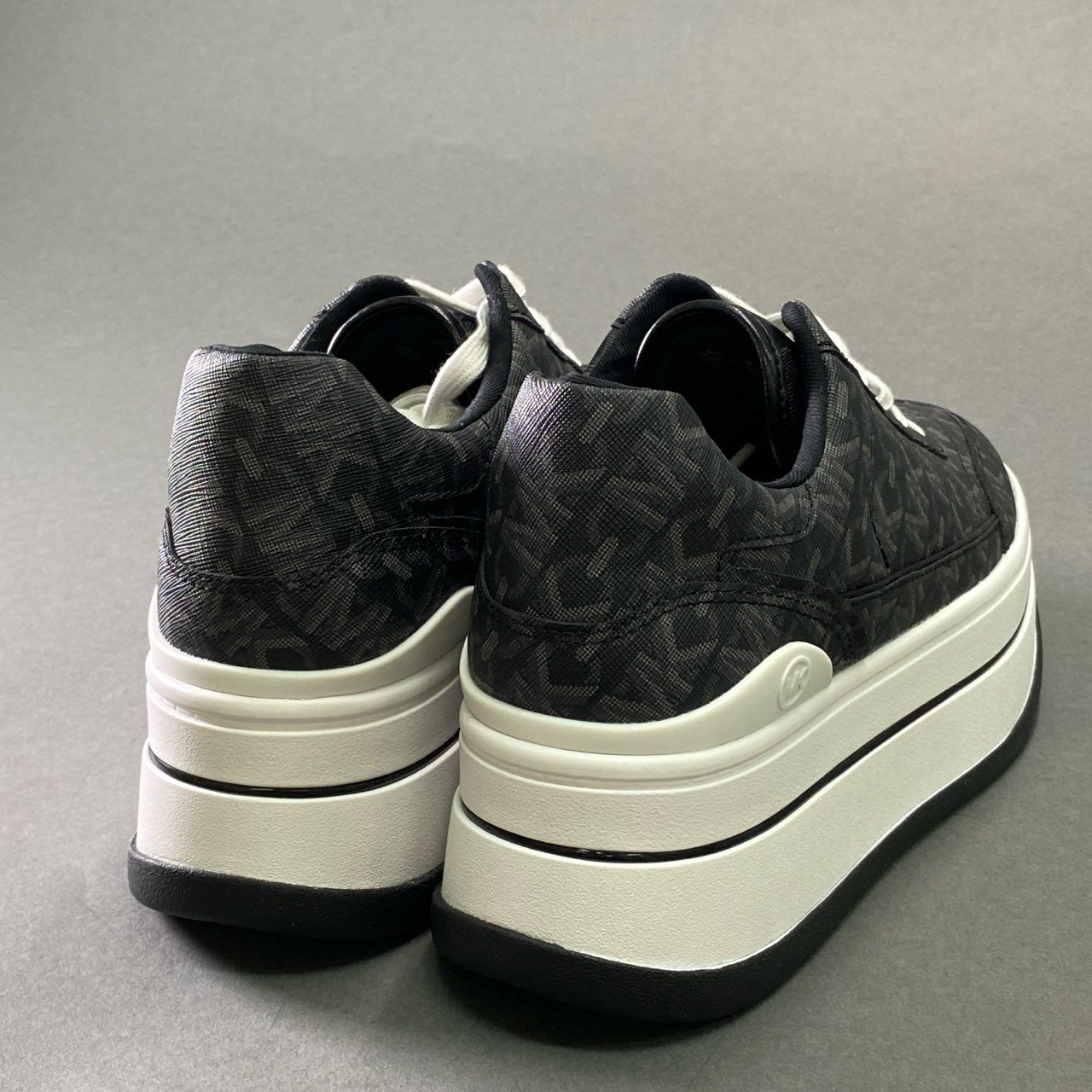 7f6 《未使用品》 MICHAEL KORS マイケルコース HAYES LACE UP プラットフォーム モノグラムスニーカー US6.5 ブラック 厚底 シューズ 箱付き