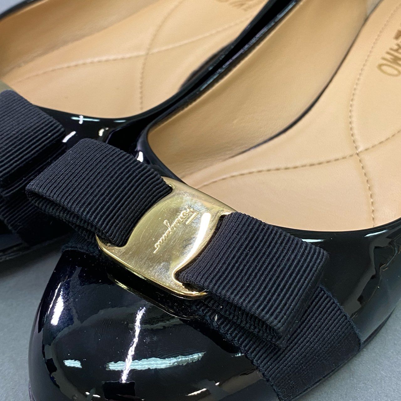 11c19 Salvatore Ferragamo サルヴァトーレ フェラガモ VARINA VARA ヴァラリボン フラットシューズ 7 1/2 ブラック パテントレザー エナメル バレエシューズ イタリア製