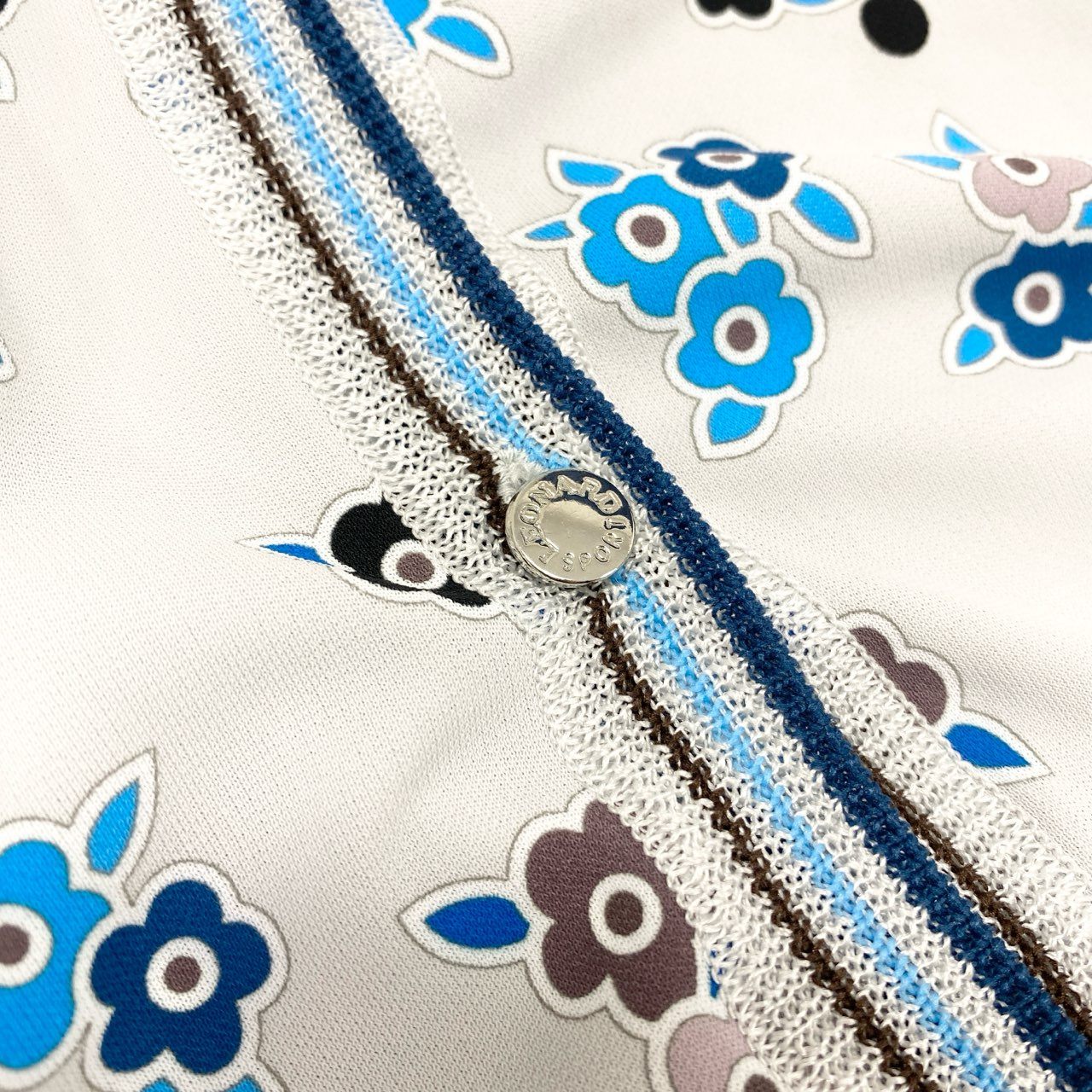 67g21-8 《極美品》 LEONARD レオナール カンカン素材切替 薄手カーディガン ニットカーディガン 美しい花柄プリント サイズ42 ライトグレー ブルー レディース 日本製