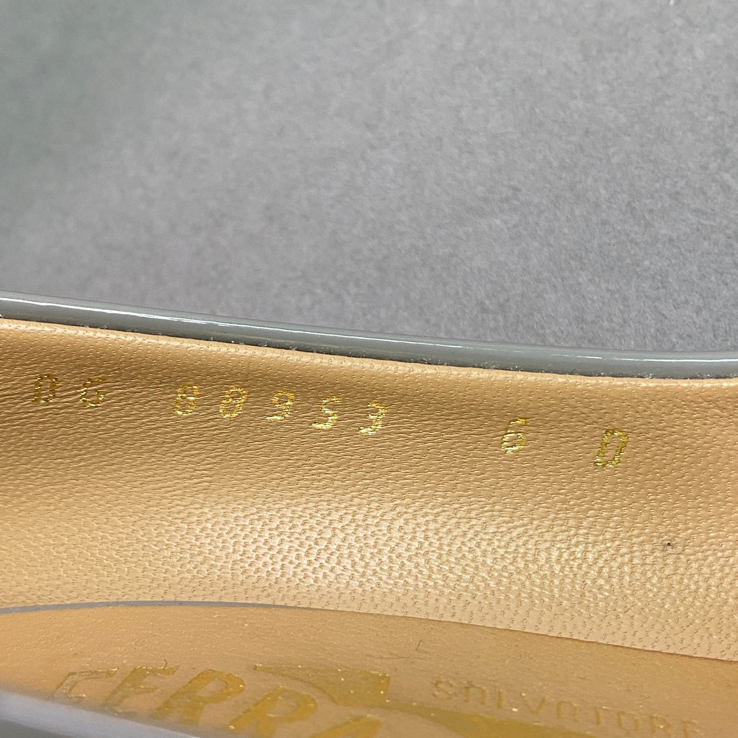 g29《美品》 Salvatore Ferragamo サルヴァトーレ フェラガモ VARA JELLY ヴァラリボンパンプス 6D ライトグレー エナメル シューズ 箱 保存袋有t18r