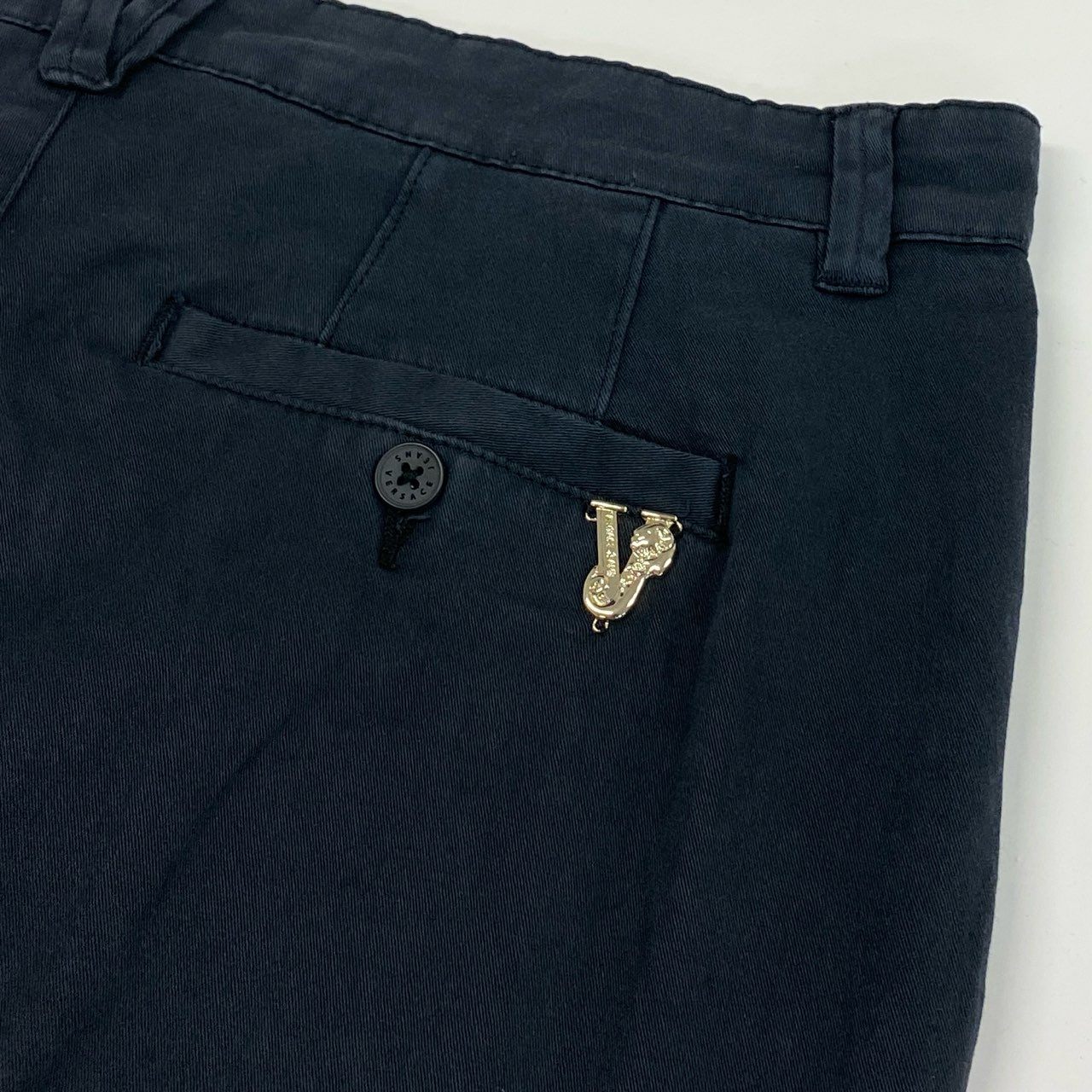 86f24 VERSACE JEANS ヴェルサーチジーンズ スラックス チノパン コットンパンツ ロゴプレート イタリア製 メンズ 男性用 タグ付き 46 ネイビー