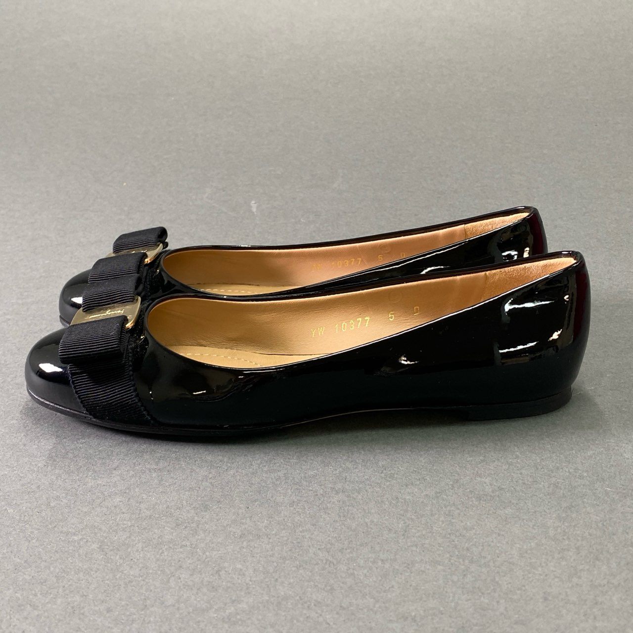 10f8 《美品》 Salvatore Ferragamo サルヴァトーレ フェラガモ VARA ヴァラリボン エナメルパンプス 5 ブラック パテントレザー フラットシューズ イタリア製 箱付き