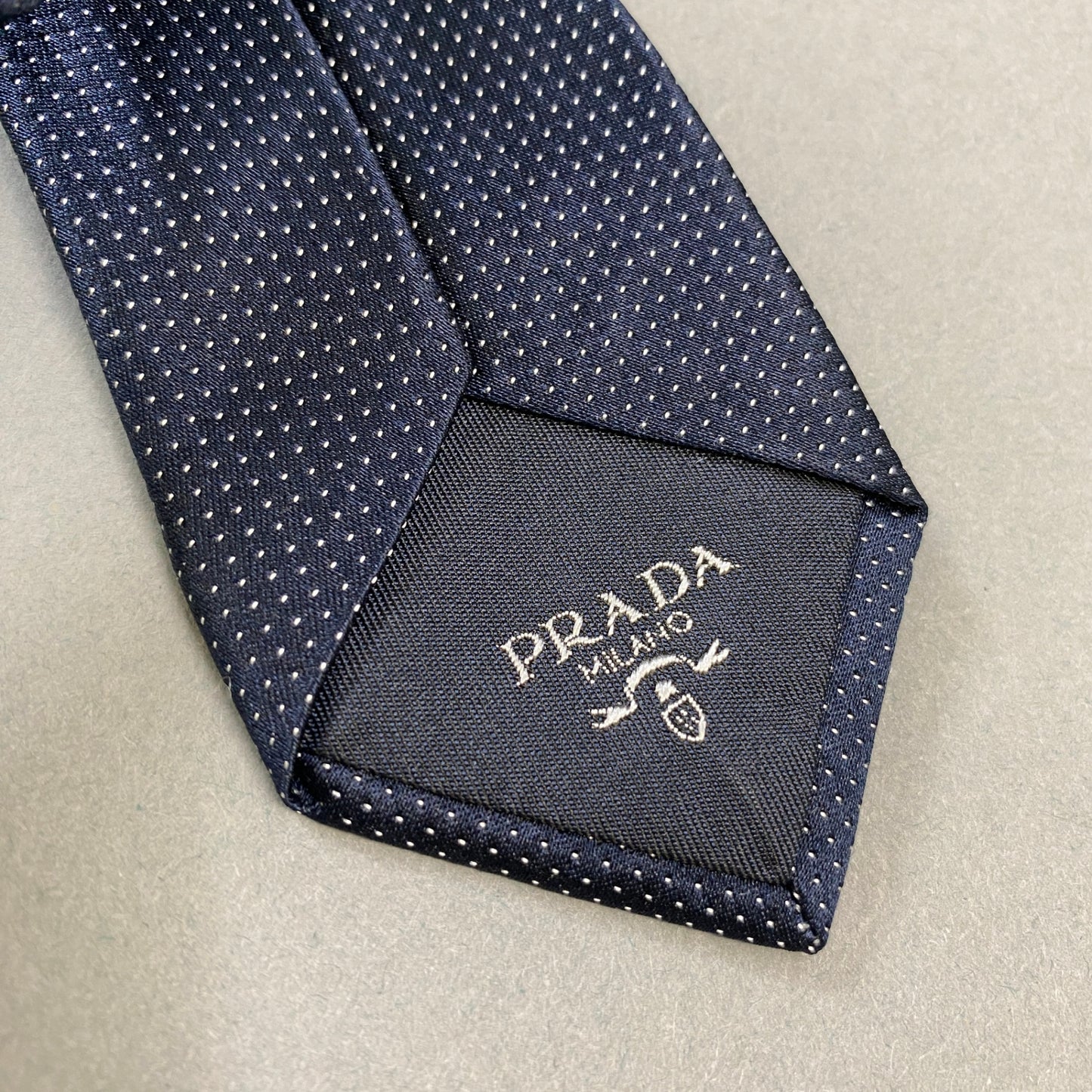 h9 PRADA プラダ ドット柄 ネクタイ 服飾小物 ビジネス◎ セレモニー◎ ロゴ刺繍 ネイビー メンズk02i