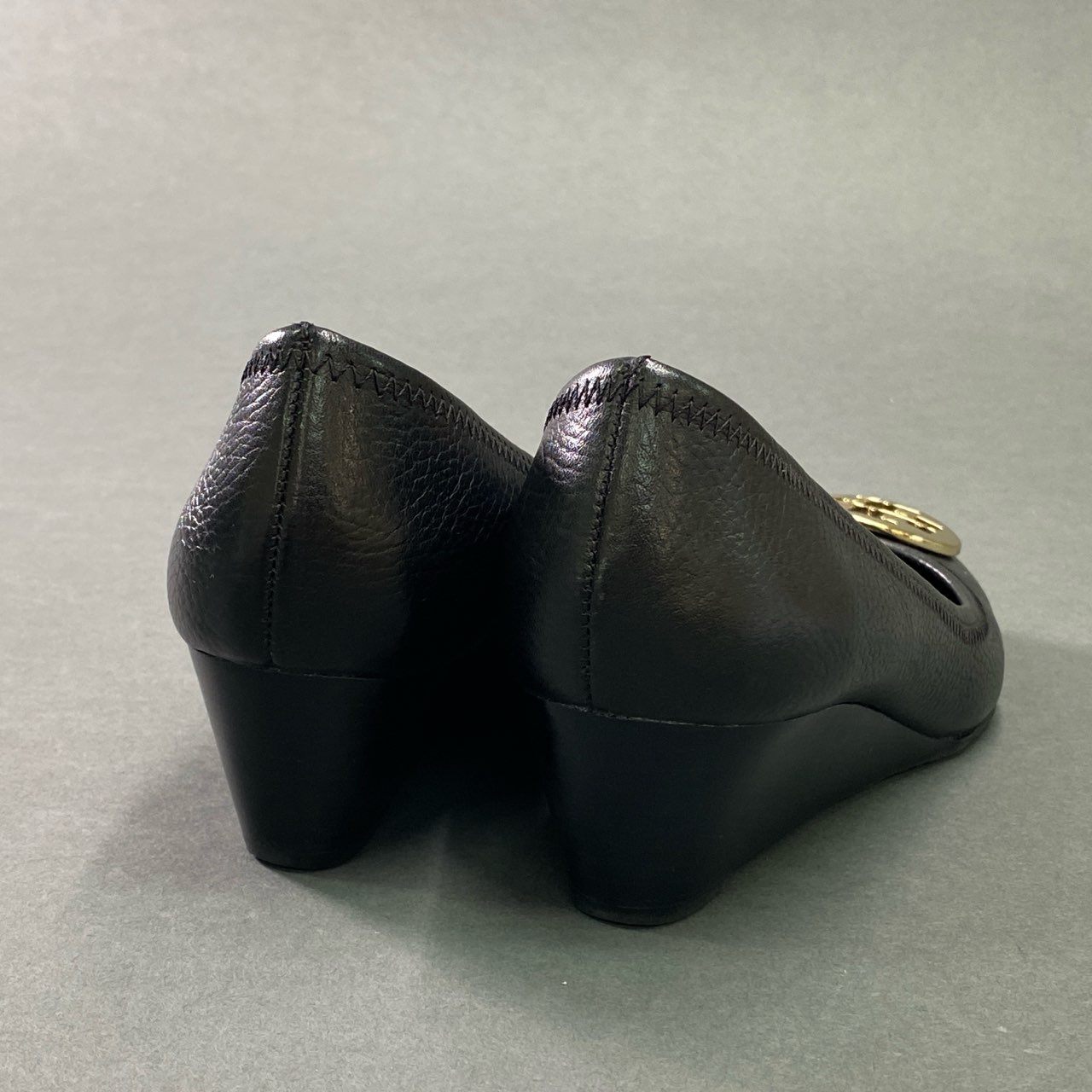 5c18 TORY BURCH トリーバーチ ウェッジソール ロゴ金具 パンプス シューズ 7M ブラック レザー