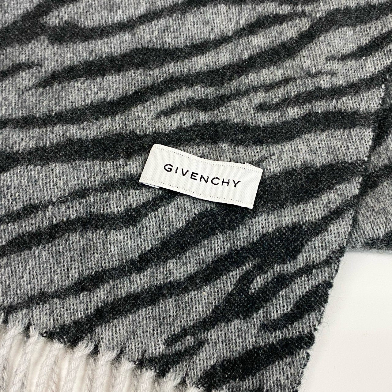 7i25 GIVENCHY ジバンシー 大判マフラー ストール 小物 ゼブラ柄 グレー系 ユニセックスk02i