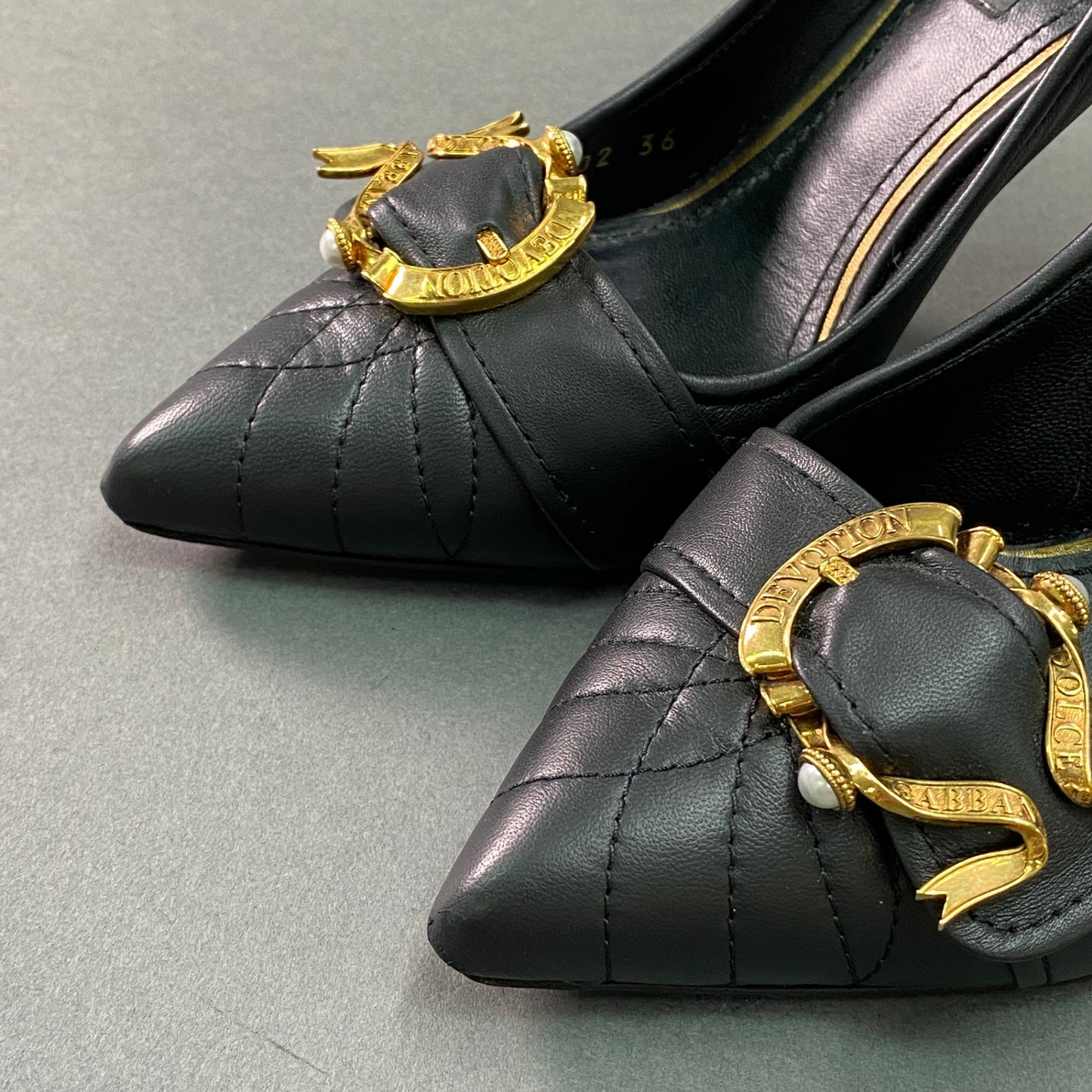 1g9 《美品》 DOLCE&GABBANA ドルチェアンドガッバーナ Pearl Devotion バックルパンプス 36 ブラック レザー ゴールド金具 シューズ D&G ドルガバ