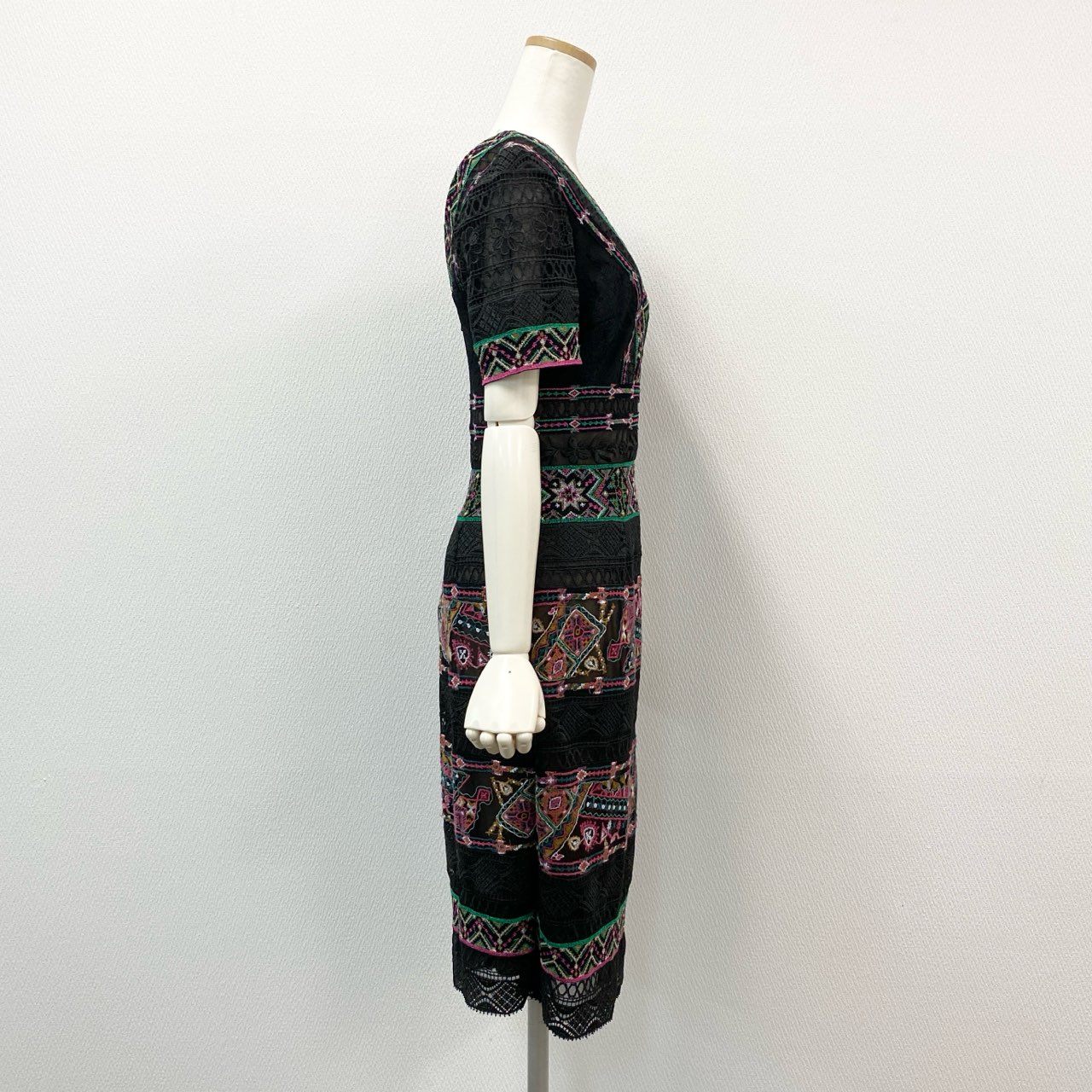 81h7《美品》 TADASHI SHOJI タダシショージ 半袖ワンピース 膝丈ワンピース レース刺繍 タイトスカート 0 ブラック マルチカラー レディースk02i