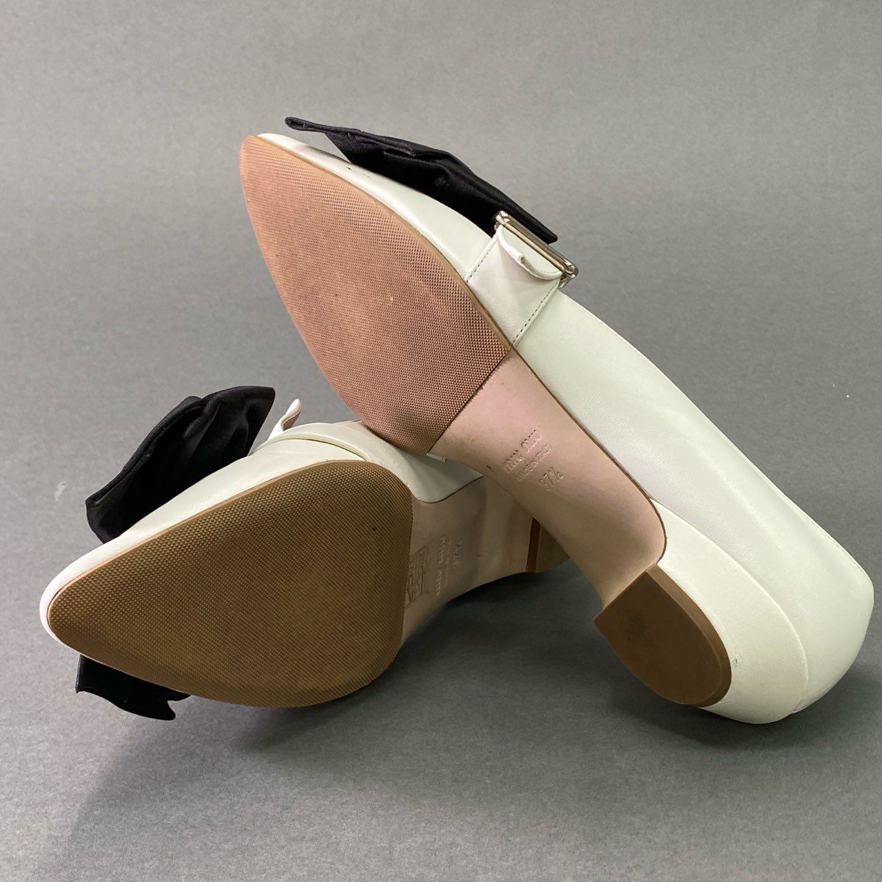 5f8 miu miu ミュウミュウ リボン付き ジップデザイン ローファー 37 1/2 ホワイト ブラック レザー フラットシューズ パンプス 箱付き