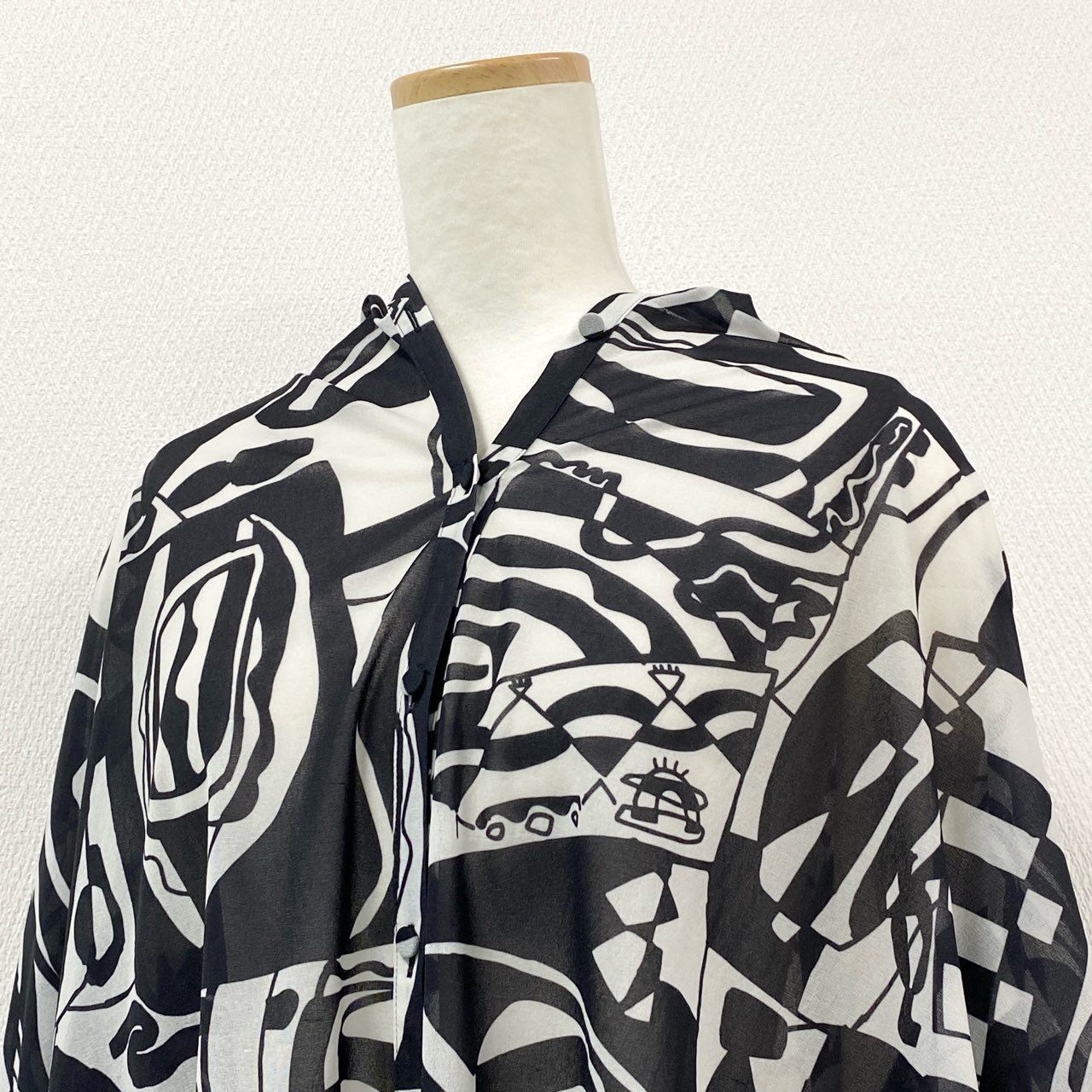 70i2 《未使用保管品》 タグ付 TOKUKO 1er Vol トクコプルミエヴォル 日本製 総柄プリント 長袖ブラウス チュニック ゆったりシルエット 9 Mサイズ ブラック ライトグレー レディースo07t