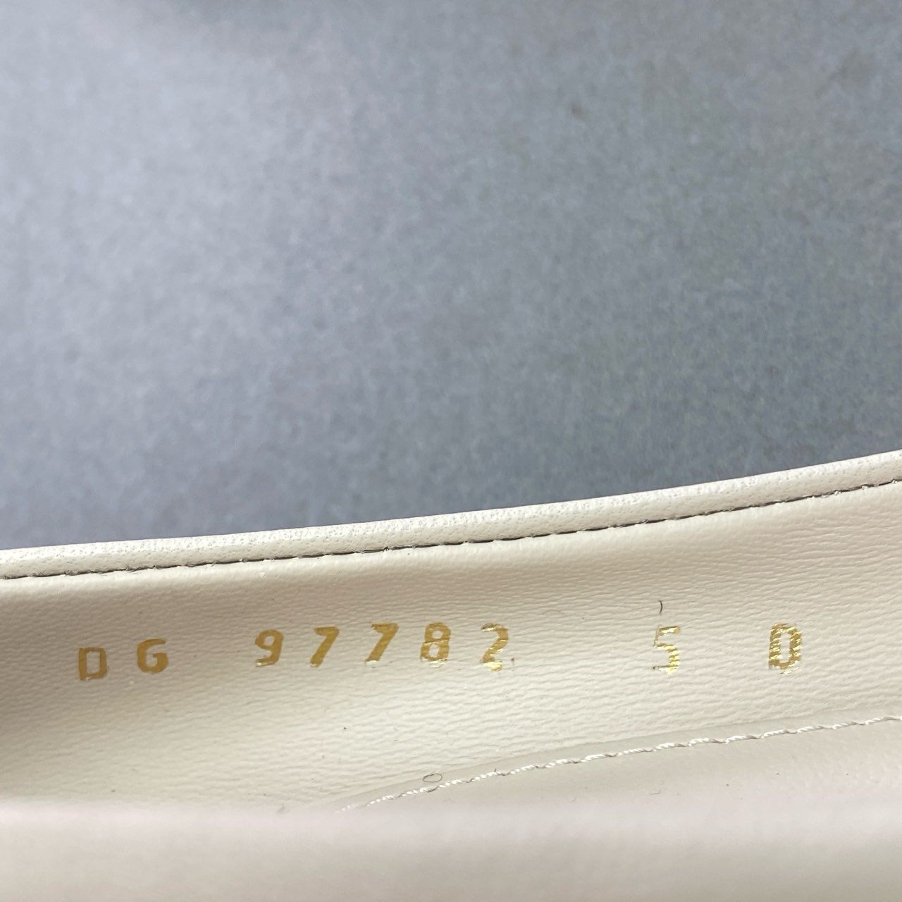 2k11 《美品》 Salvatore Ferragamo サルヴァトーレ フェラガモ VARA ヴァラリボン パンプス 5 約22.5cm アイボリー レザー ZERI 70 イタリア製