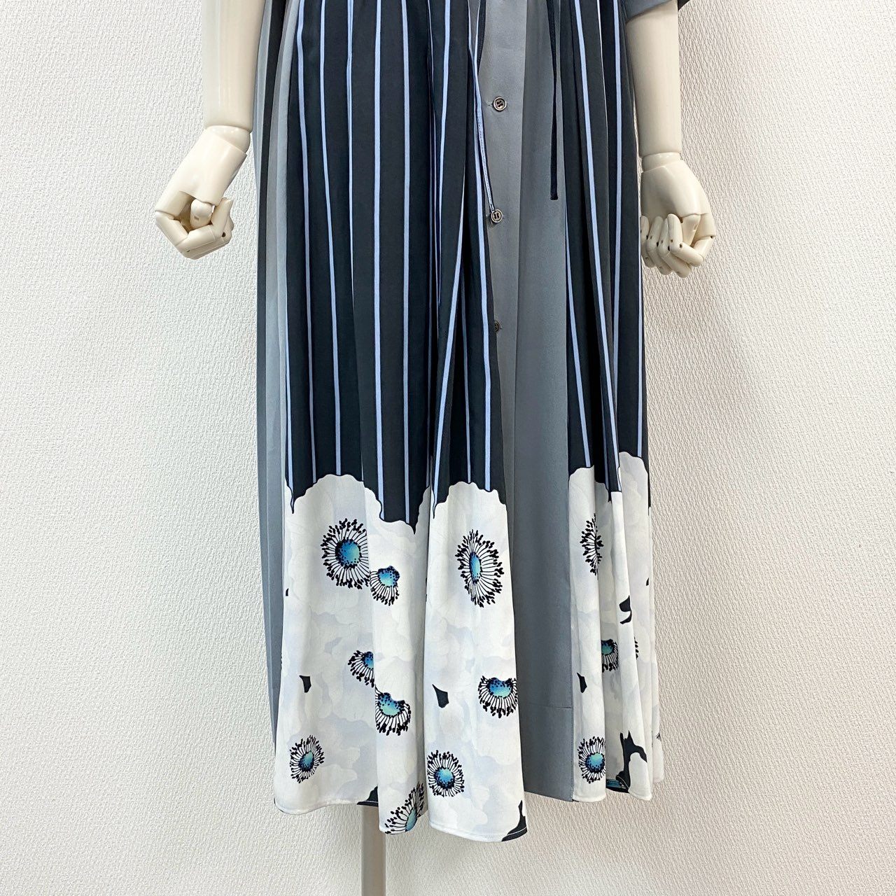 11f12-2 《未使用》定価¥33.000 ふりふ プリーツ加工 フラワープリント シャツワンピース F ブルー ドレス タグ付き