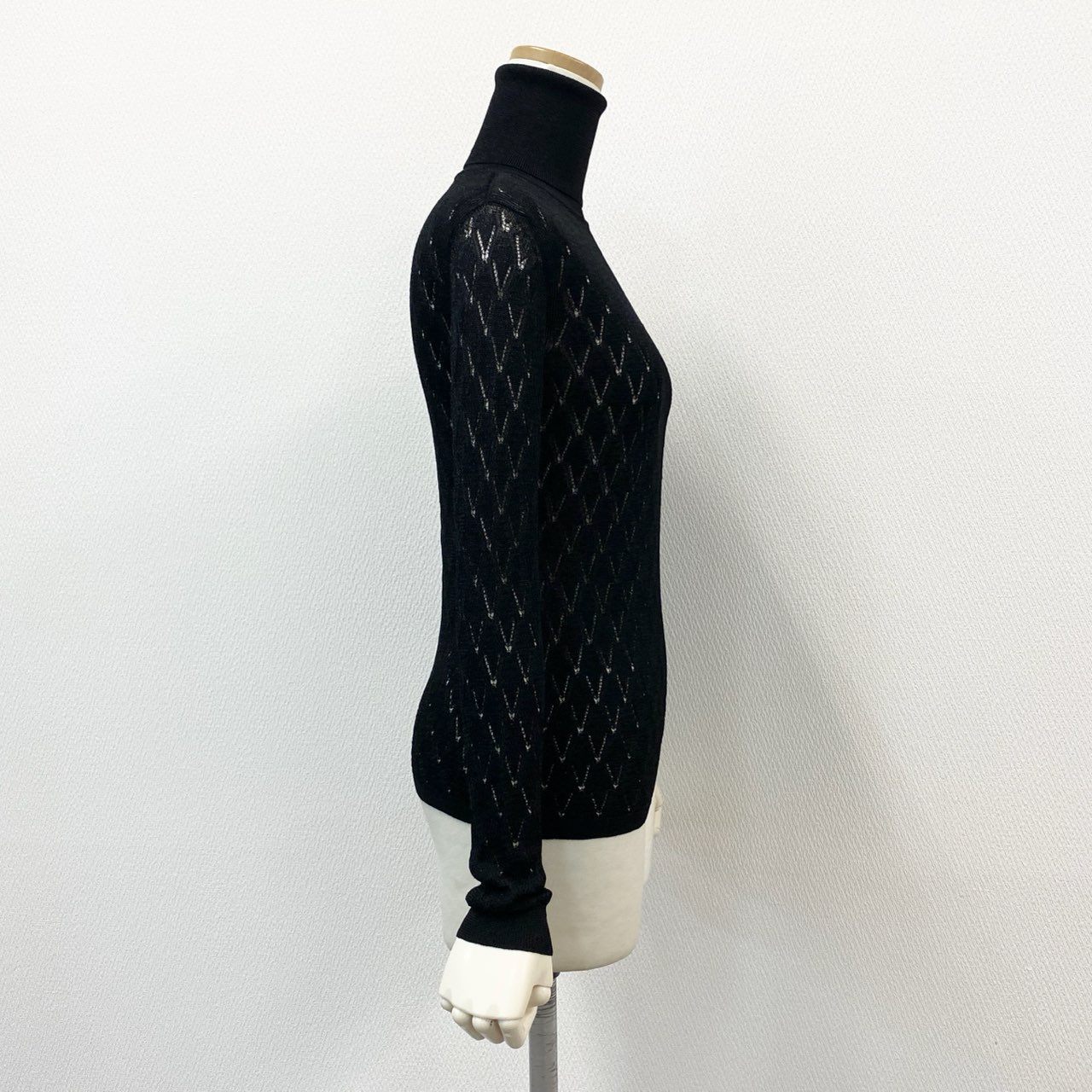 7f11 【美品】CHANEL シャネル 2023AW タートルネック ラメ入り 薄手ニット トップス ロゴプレート P75380K10834 サイズ36 ブラック レディース