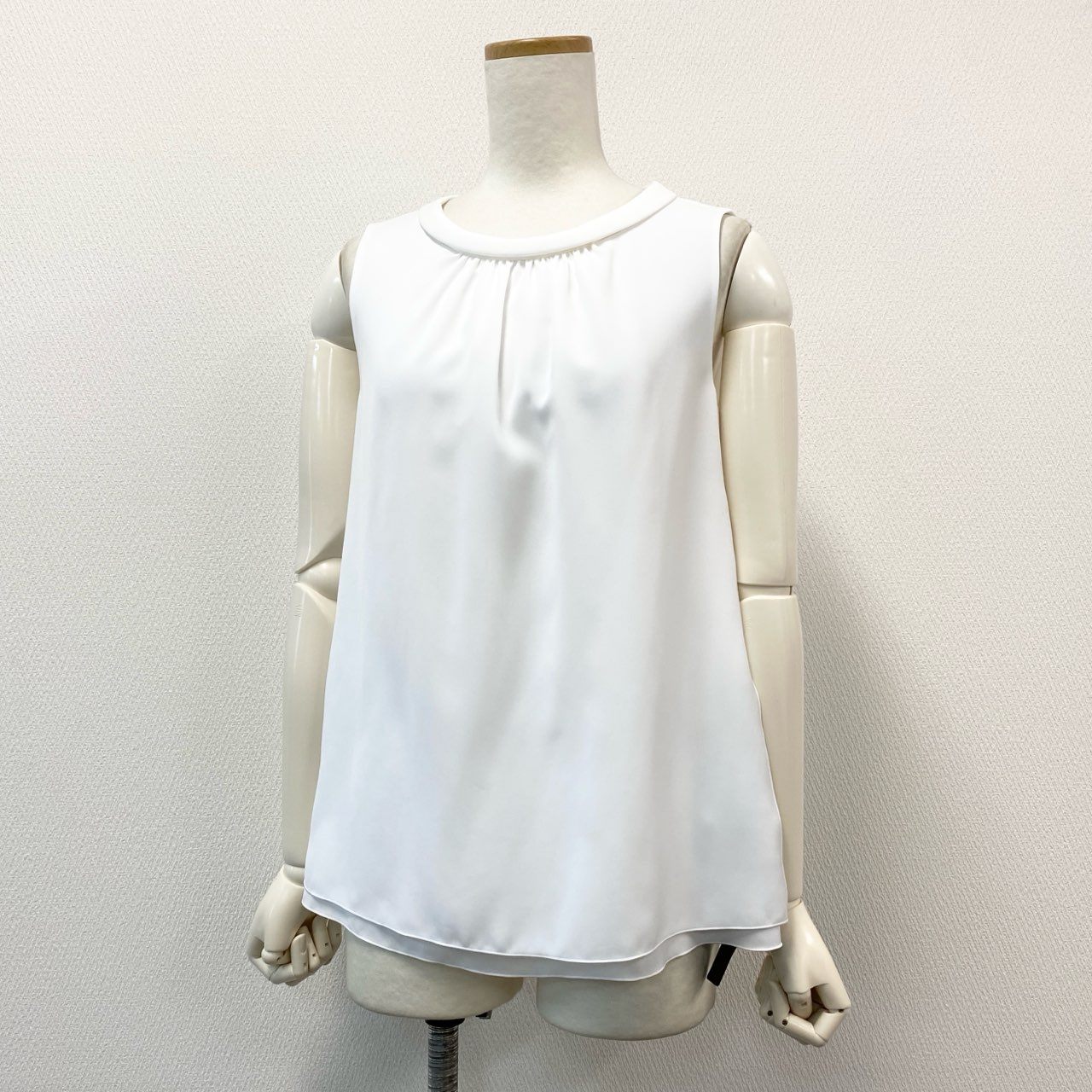 54d8 《新品タグ付き》 FOXEY NEW YORK フォクシーニューヨーク Blouse Powder Grace ノースリーブ シャツ ブラウス 33167 サイズ38 ホワイト ポリエステル100% レディース 日本製