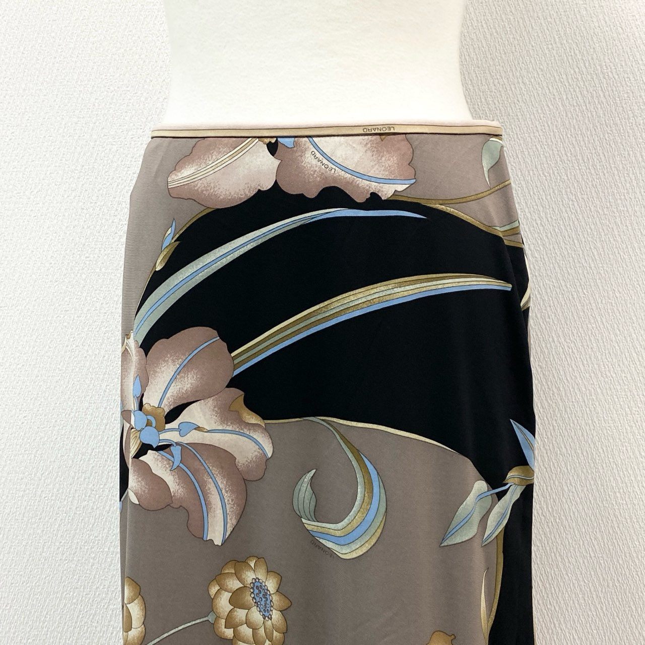35e2 LEONARD レオナール 日本製 カンカン素材☆ 花柄プリント ミモレ丈 スカート サイドジップ 67 ブラック マルチカラー