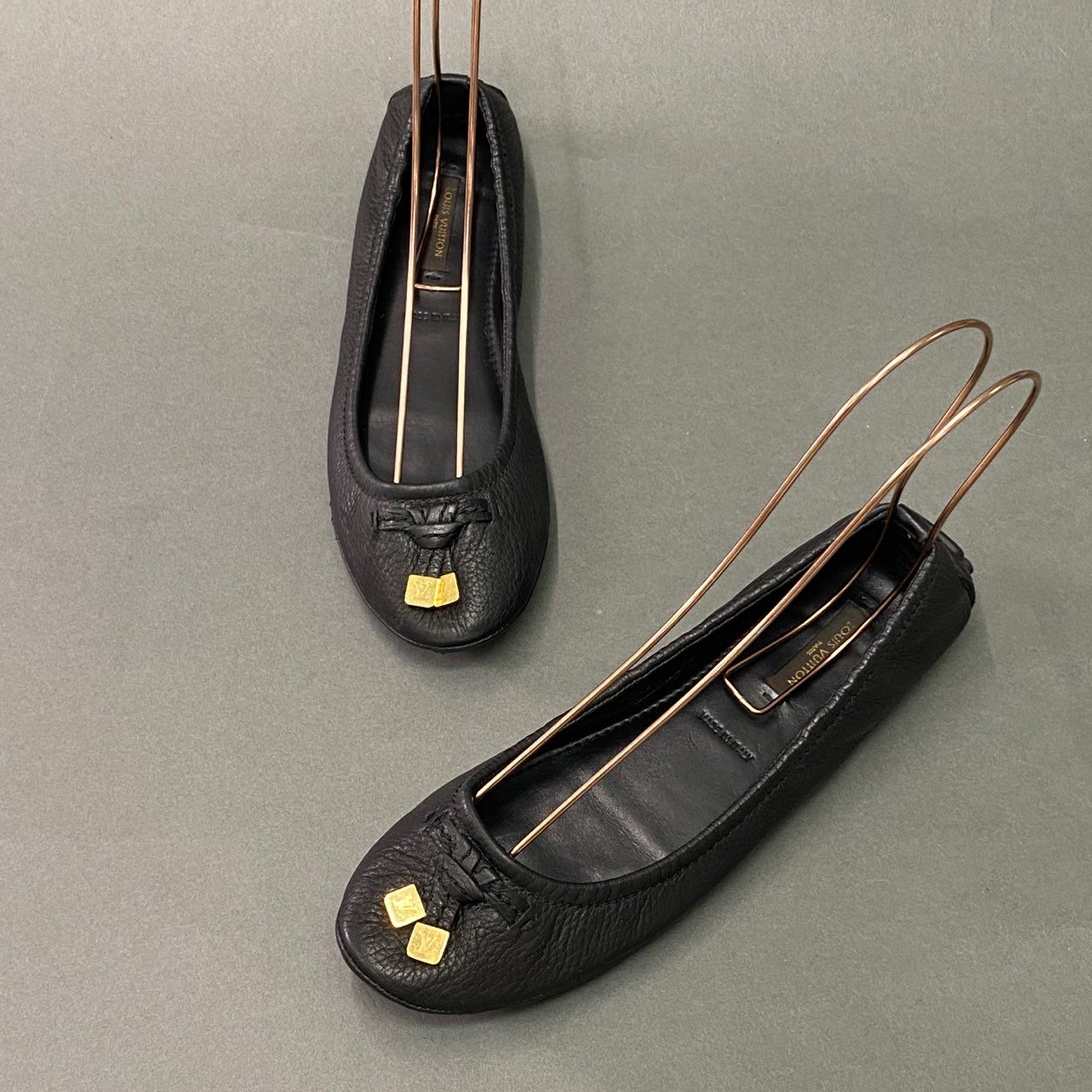 3l22 LOUIS VUITTON ルイヴィトン ゴールドLV タッセル ドライビング バレエシューズ 36 1/2 ブラック レザー イタリア製 フラット パンプス