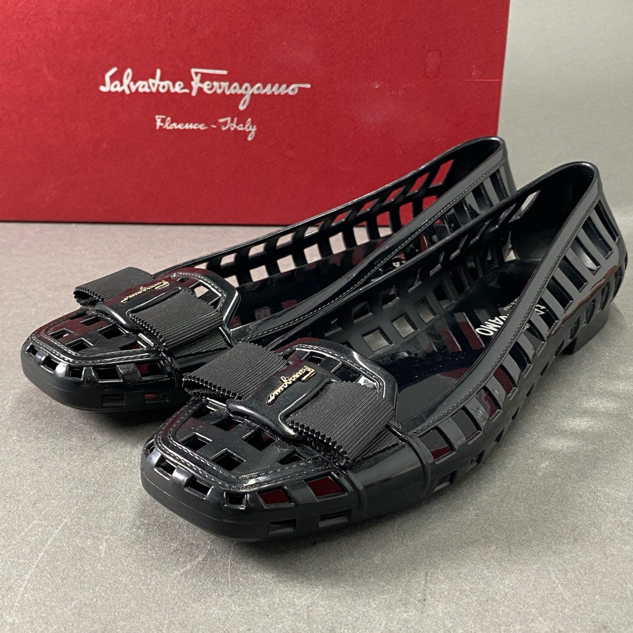 5f13 Salvatore Ferragamo サルヴァトーレフェラガモ ラバー素材 PVC ヴァラリボン サンダル フラットシューズ サイズ8 ブラック レディース