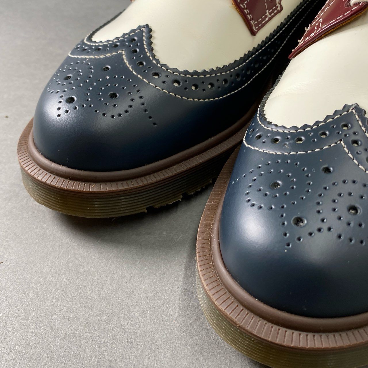 4f13 《試着程度》 英国製 DR.MARTENS ドクターマーチン ウイングチップ ドレスシューズ レザーシューズ 革靴 Air Wair 11883601 サイズUK8 トリコロール レザー メンズ イングランド製